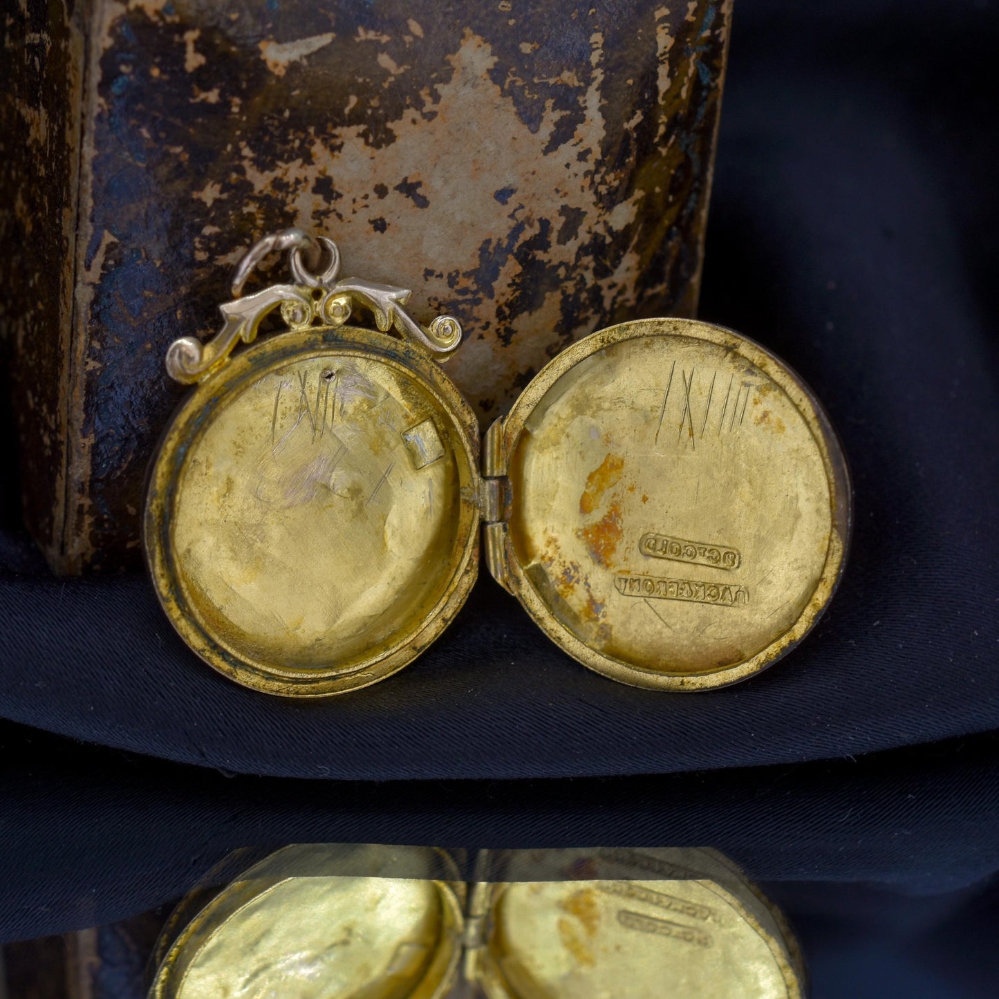 Antique 9ct Gold Engraved Round Fancy Locket Pendant