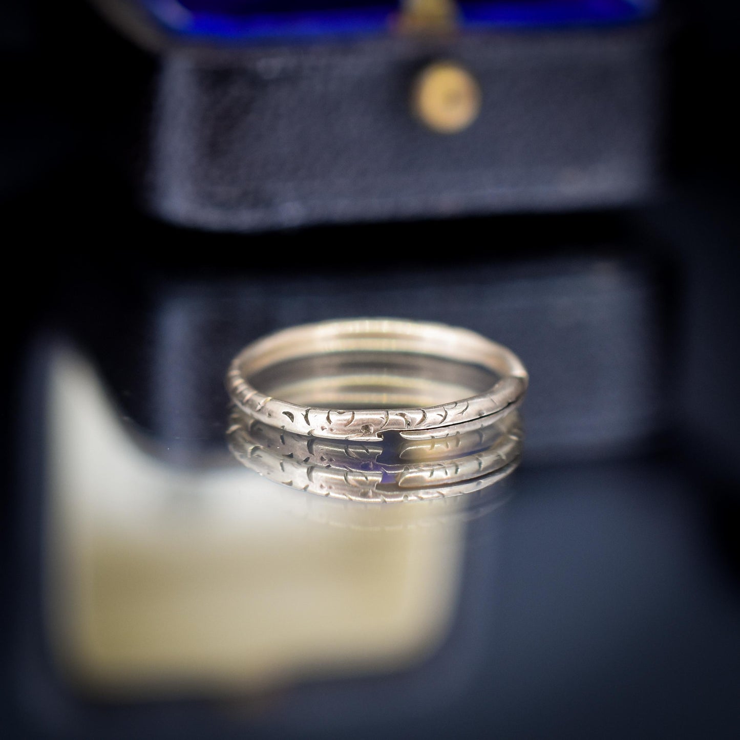 Antique 9ct Gold Engraved Split Ring, 17mm