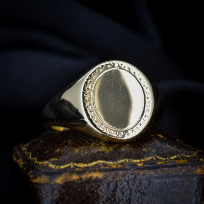 Vintage 10.3g 9ct Gold Oval Signet Ring - Dated Birmingham 1966