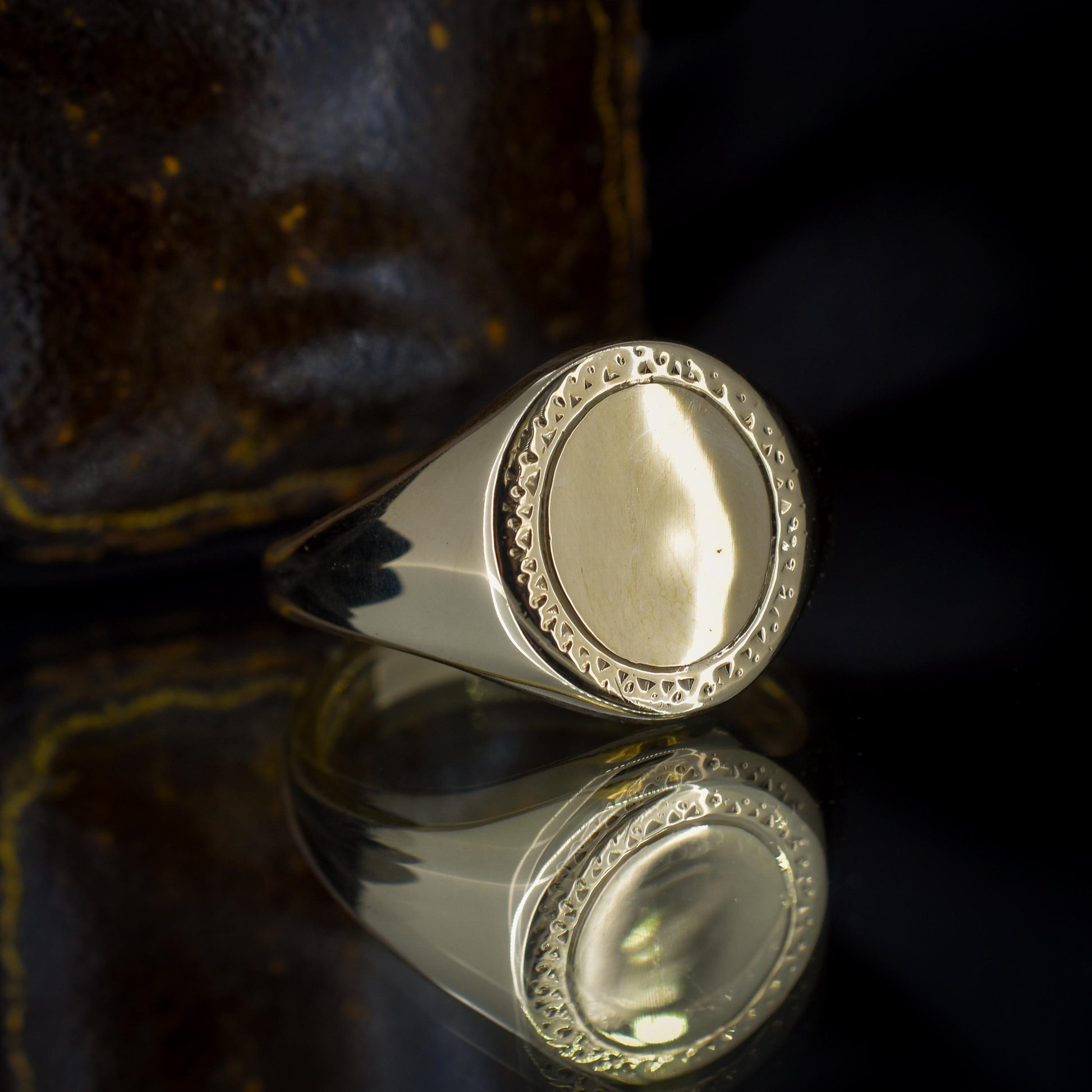 Vintage 10.3g 9ct Gold Oval Signet Ring - Dated Birmingham 1966