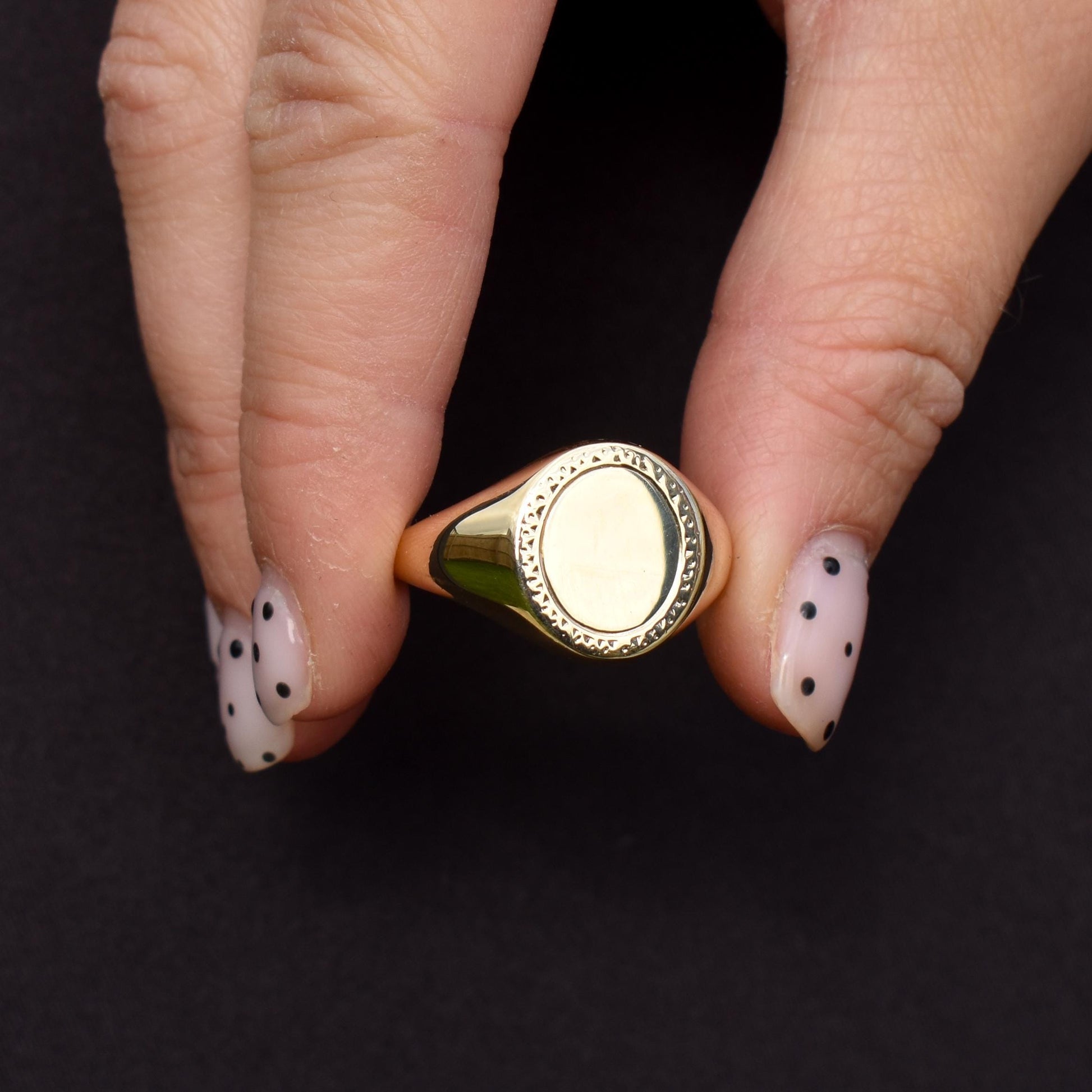 Vintage 10.3g 9ct Gold Oval Signet Ring - Dated Birmingham 1966