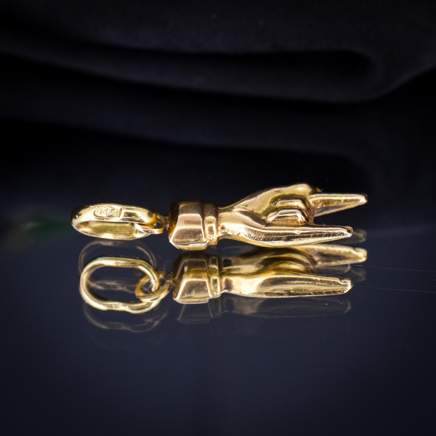 Vintage 18ct Gold Italian Hand Mano Cornuto Charm Pendant