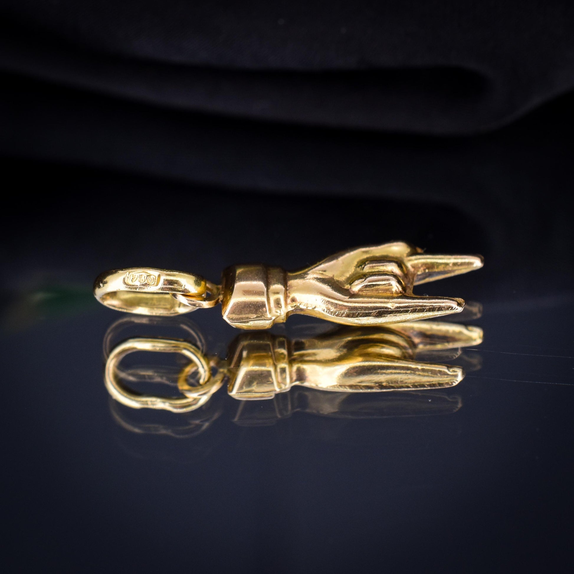 Vintage 18ct Gold Italian Hand Mano Cornuto Charm Pendant