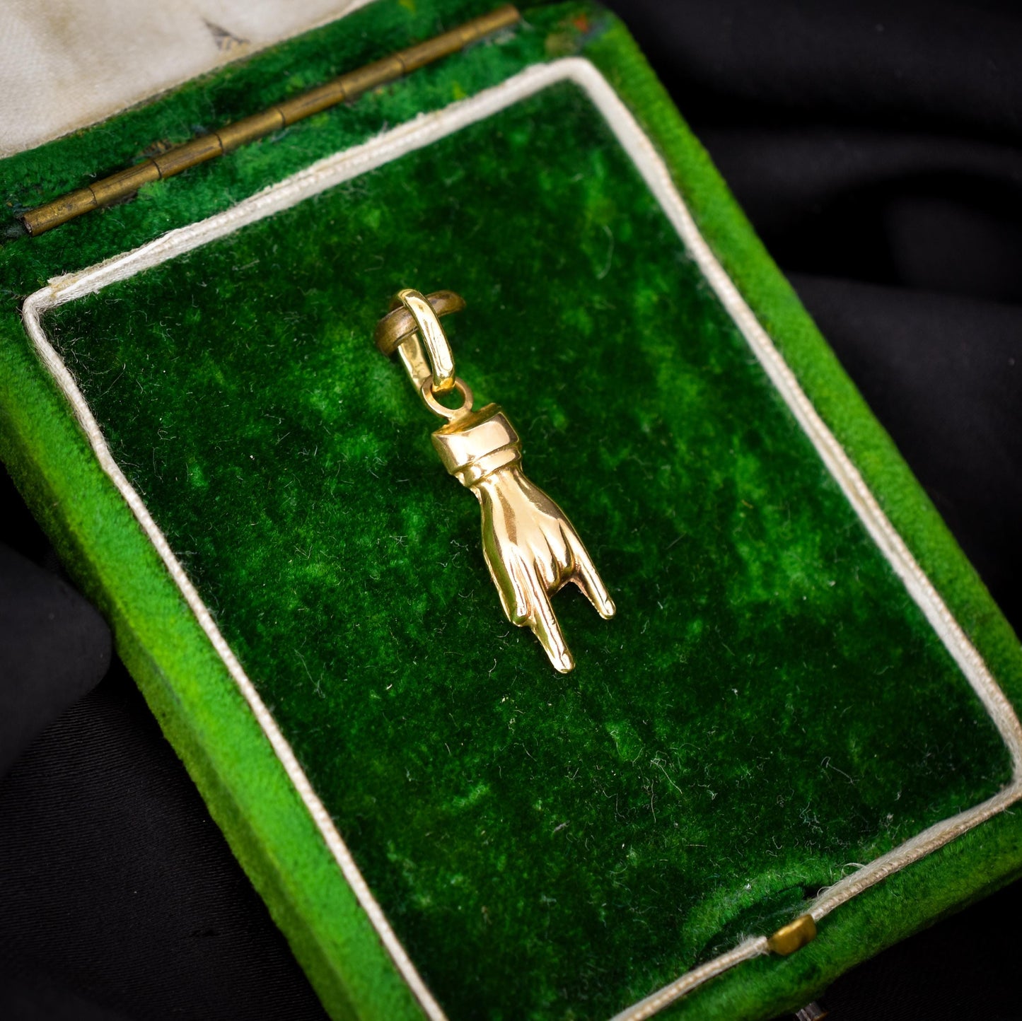 Vintage 18ct Gold Italian Hand Mano Cornuto Charm Pendant