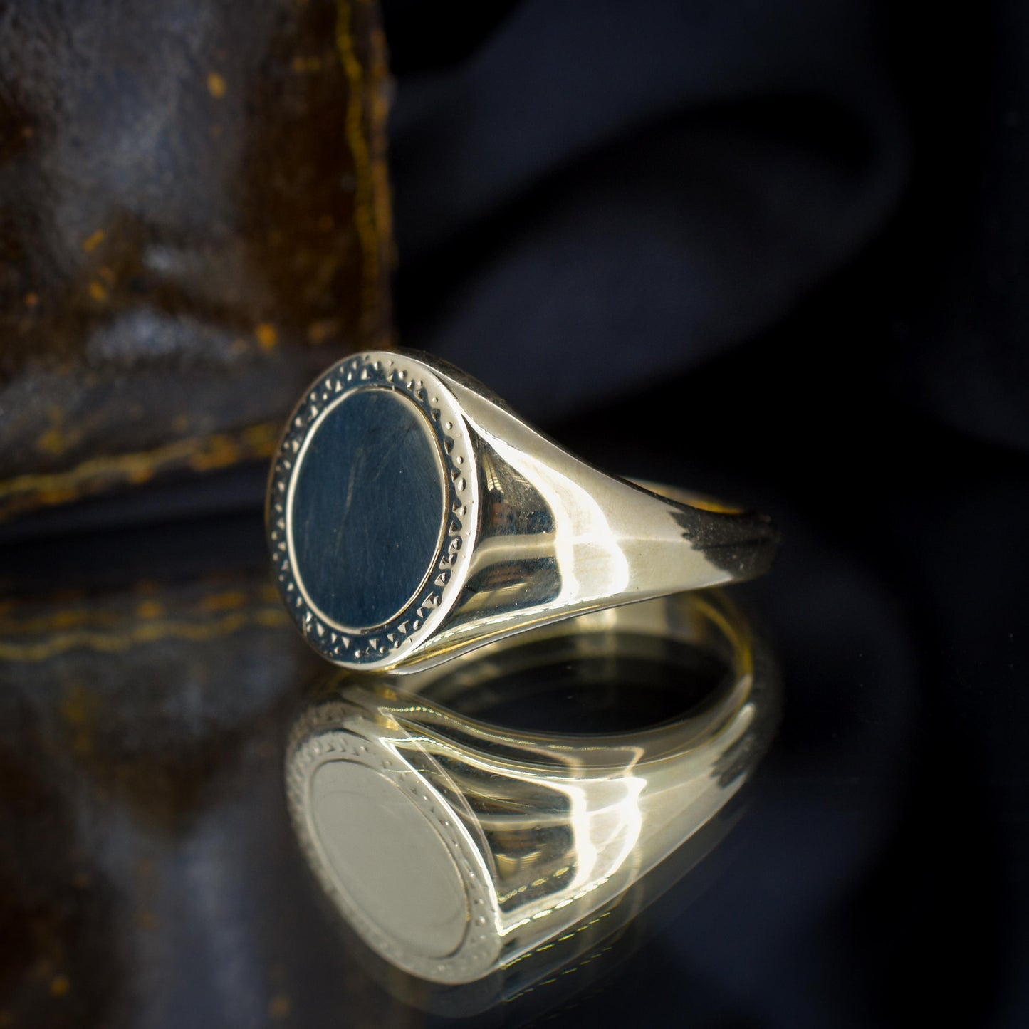 Vintage 10.3g 9ct Gold Oval Signet Ring - Dated Birmingham 1966