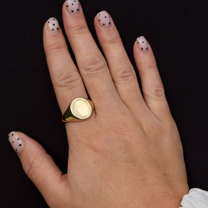 Vintage 10.3g 9ct Gold Oval Signet Ring - Dated Birmingham 1966