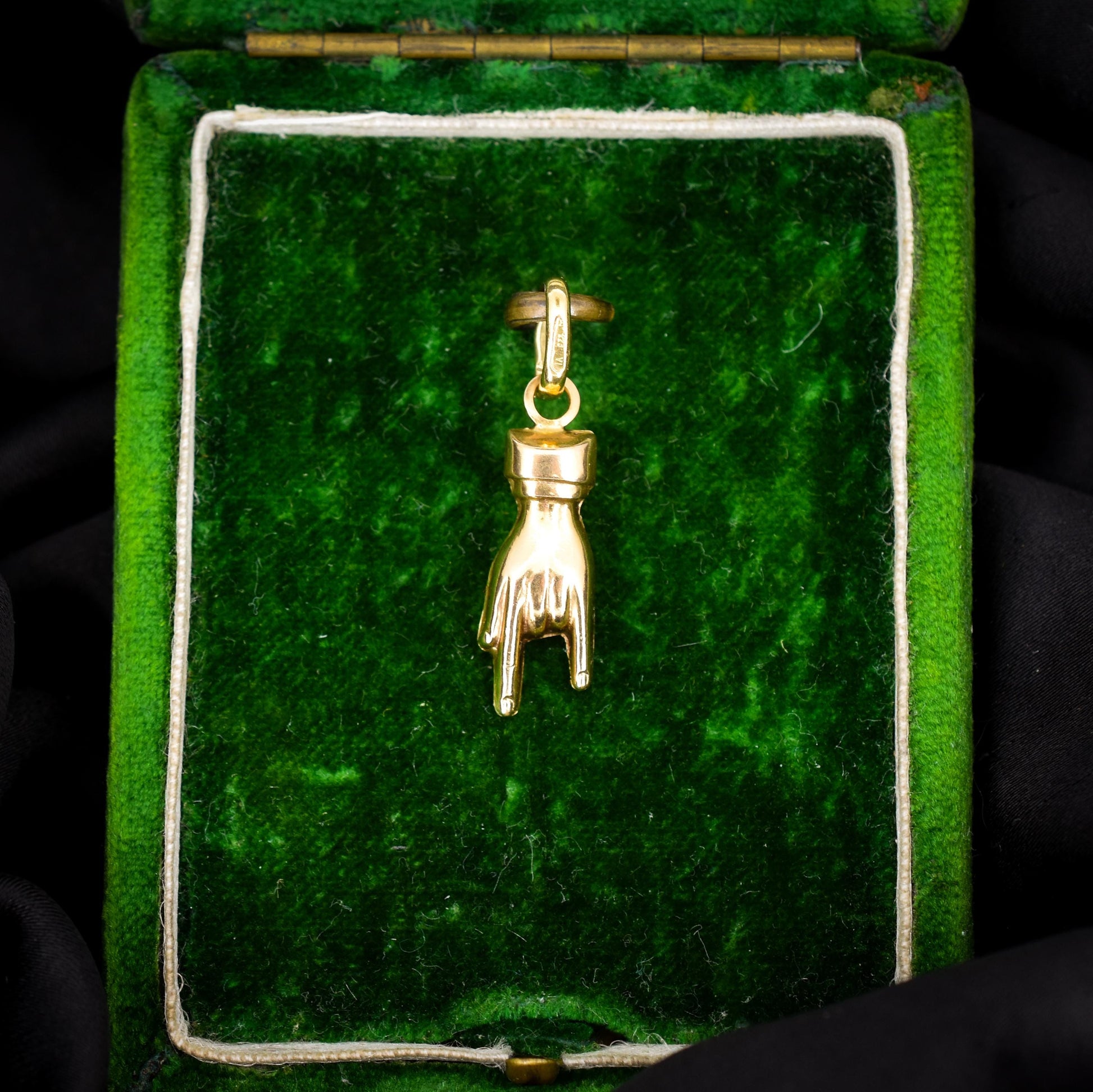 Vintage 18ct Gold Italian Hand Mano Cornuto Charm Pendant