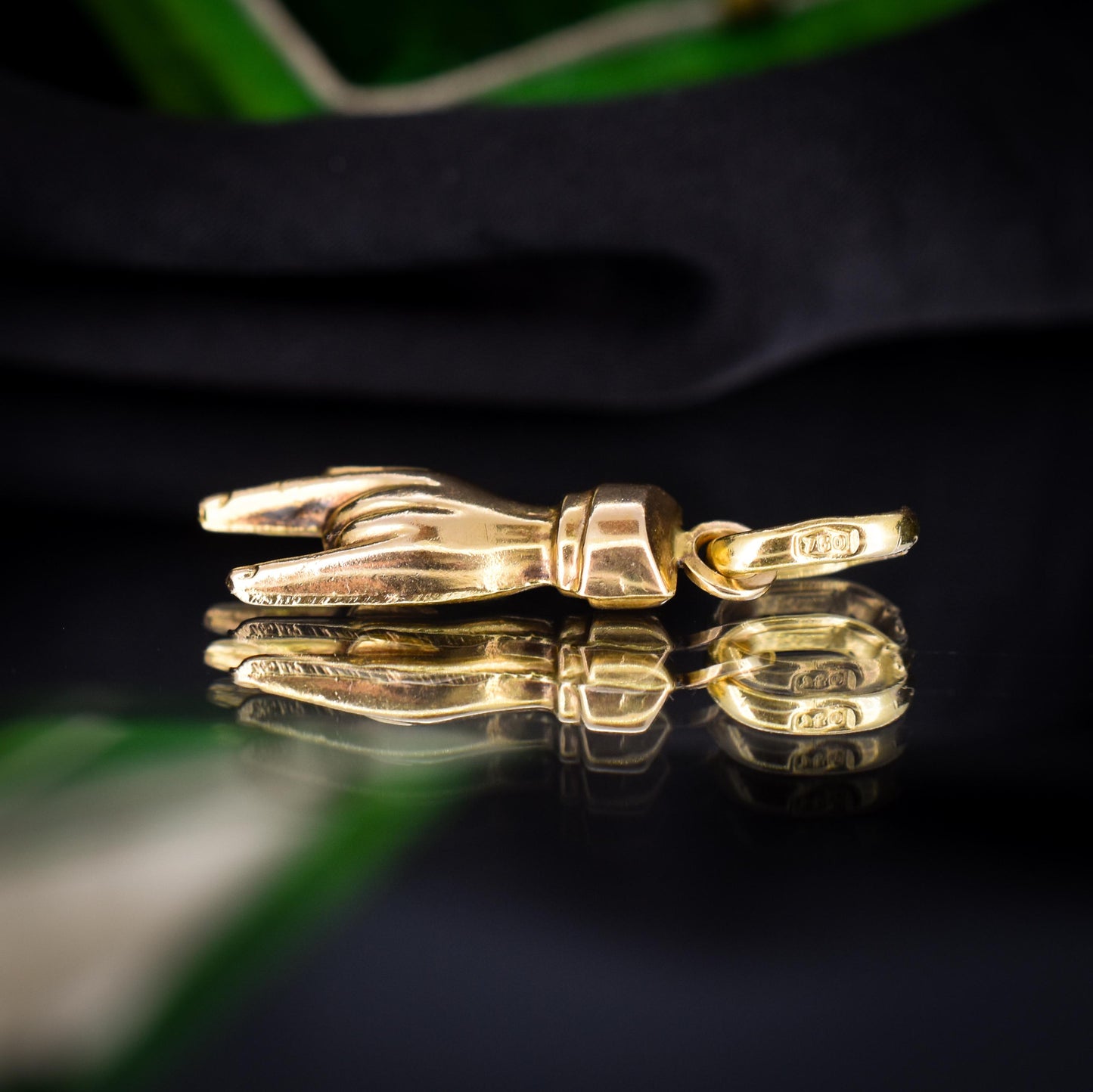 Vintage 18ct Gold Italian Hand Mano Cornuto Charm Pendant