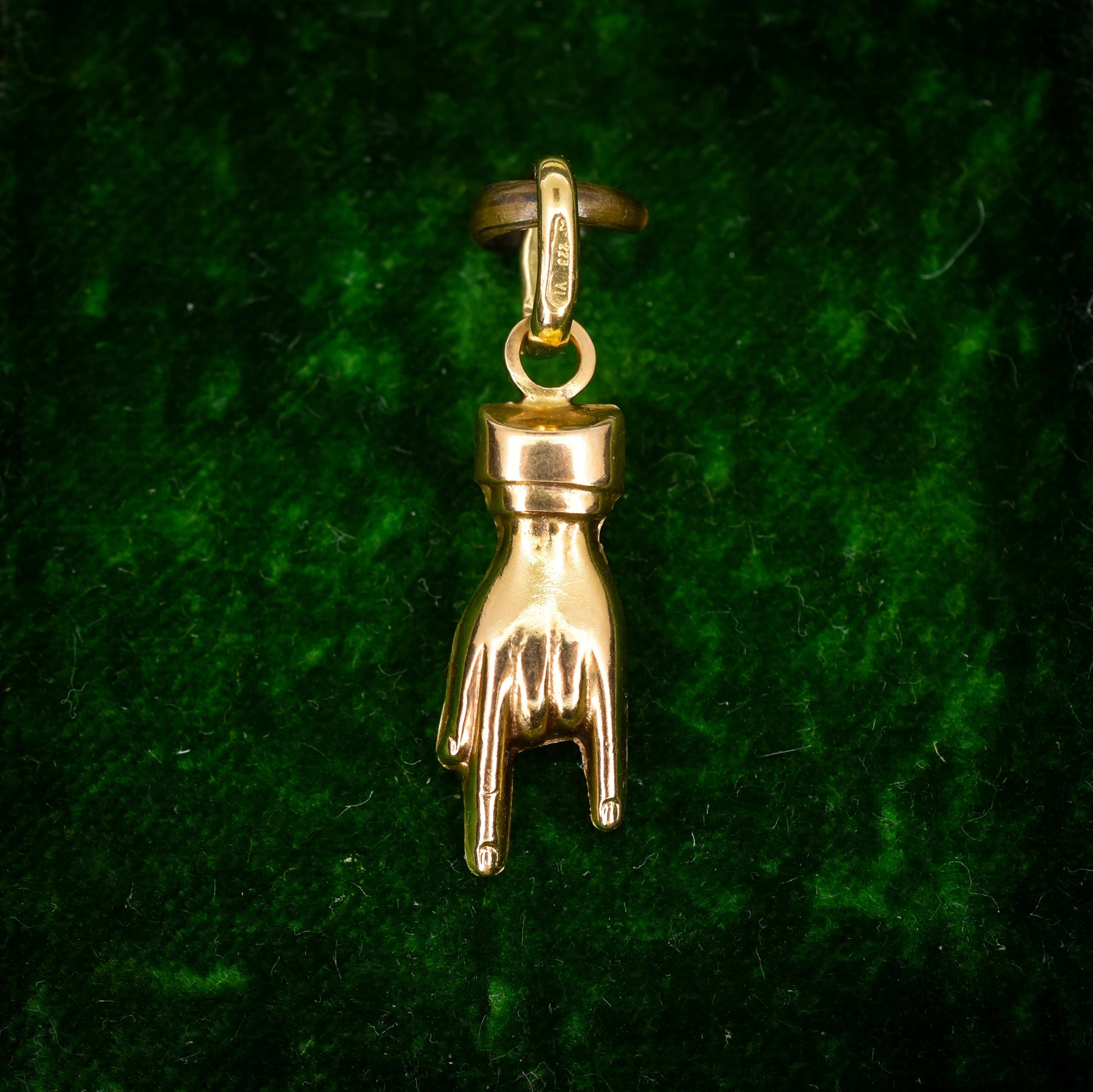 Vintage 18ct Gold Italian Hand Mano Cornuto Charm Pendant