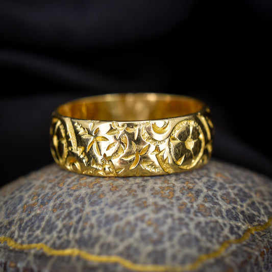 Antique 18ct Gold Embossed Floral Patterned Wedding Band Ring | Chester 1919