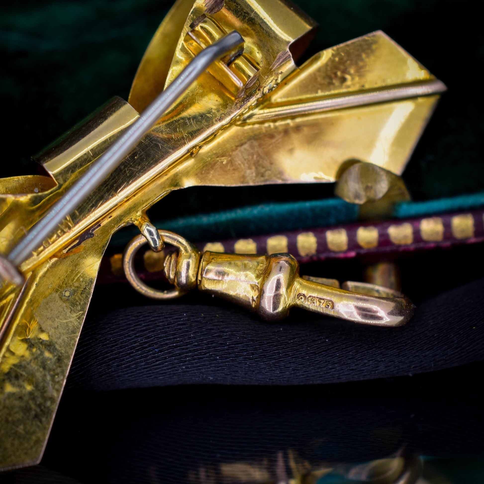 Antique Chester '1923' 9ct Gold Engraved Bow Brooch with Dog Clip Drop