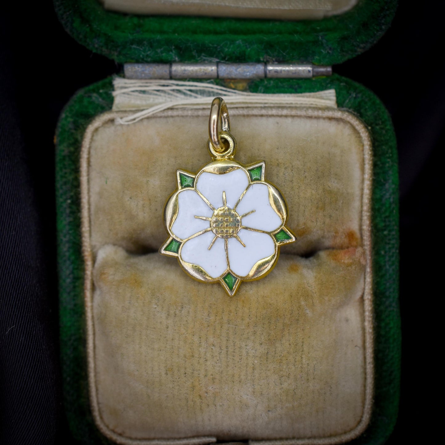 Vintage Yorkshire White Rose Enamel 9ct Gold Charm