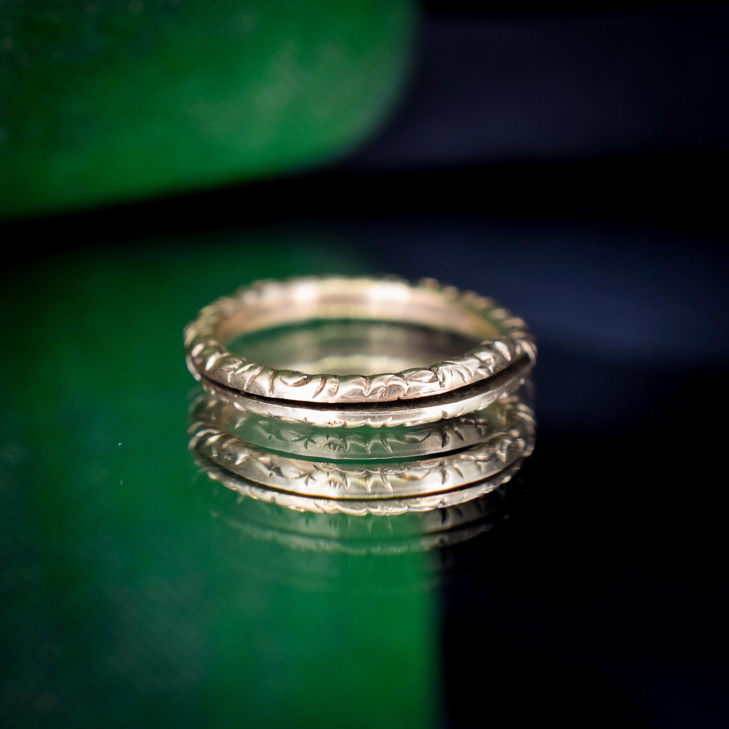 Antique Georgian 12ct Gold Engraved Split Ring, 15mm