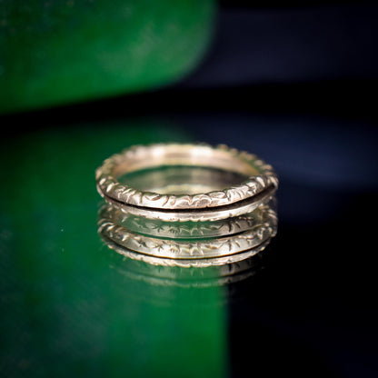 Antique Georgian 12ct Gold Engraved Split Ring, 15mm