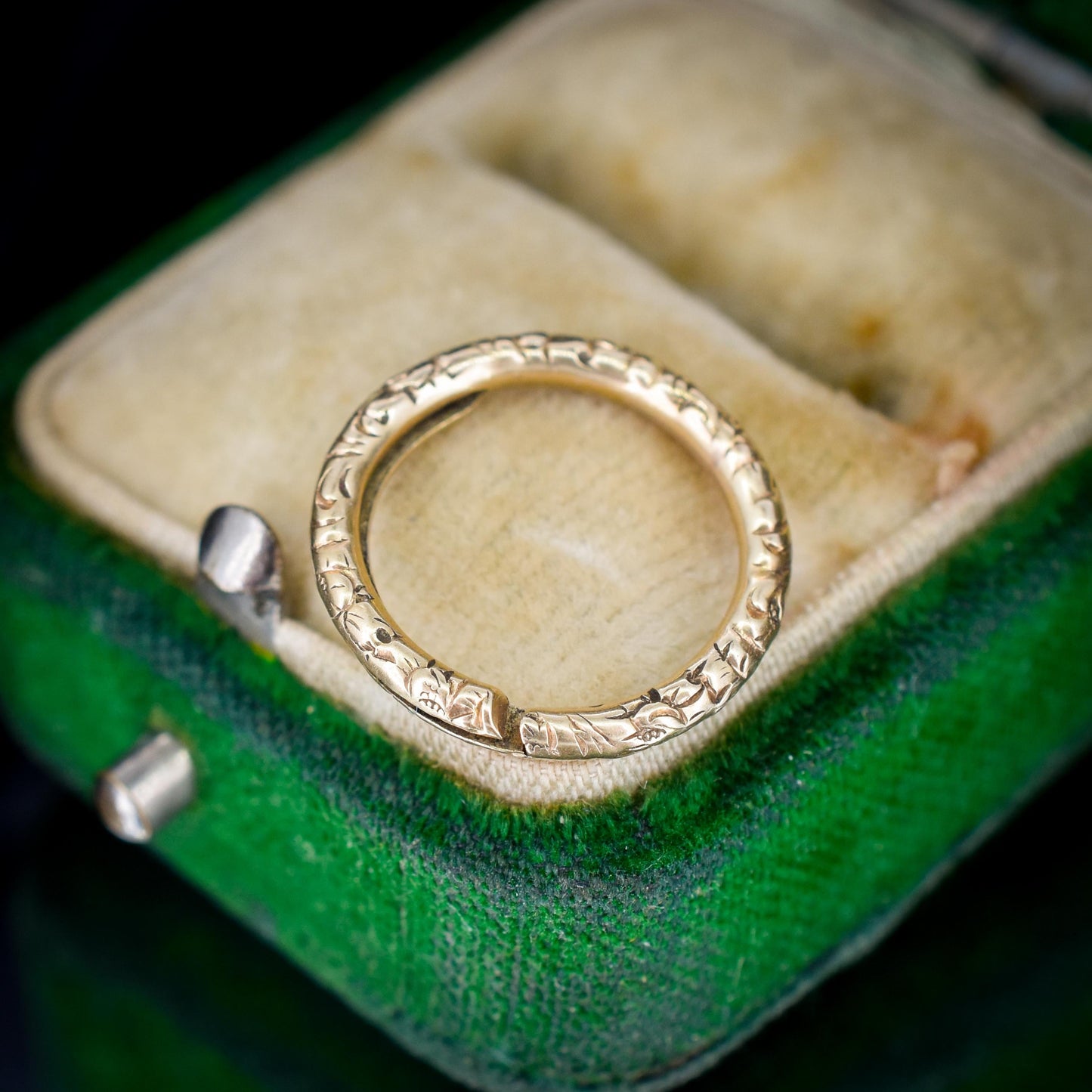 Antique Georgian 12ct Gold Engraved Split Ring, 15mm