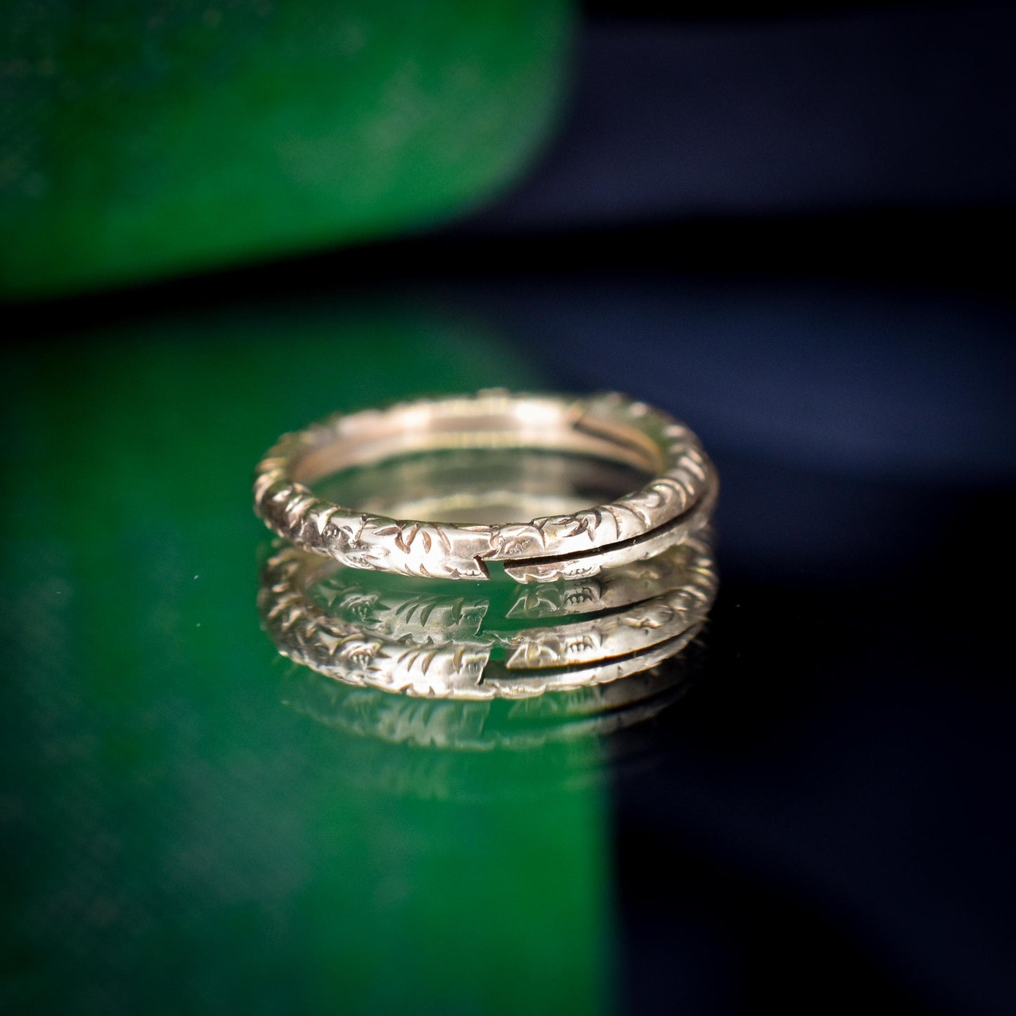 Antique Georgian 12ct Gold Engraved Split Ring, 15mm