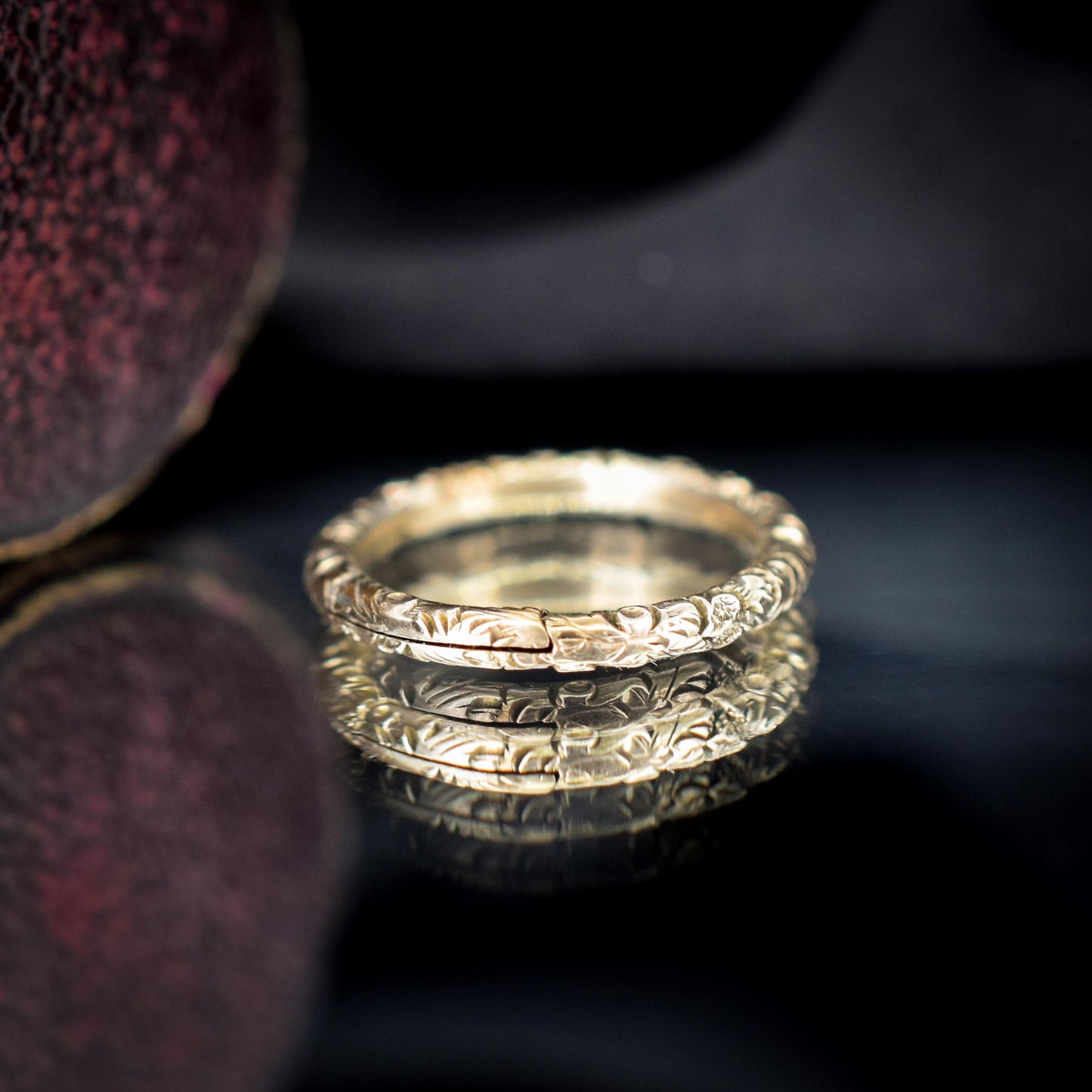 Antique Georgian 9ct Gold Engraved Split Ring, 17mm