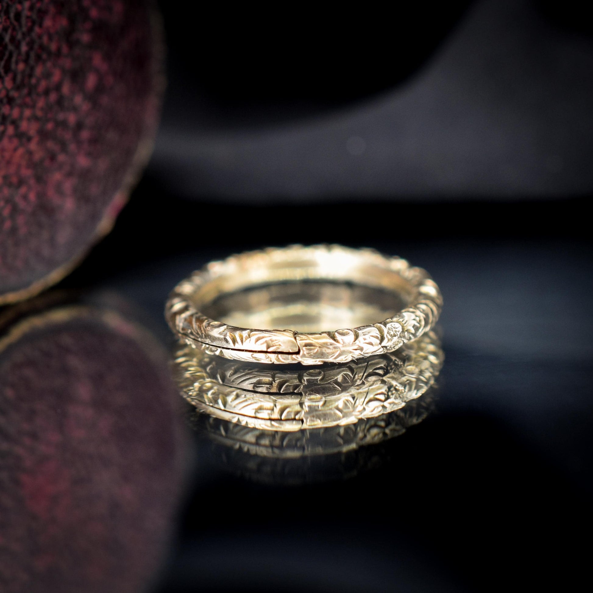 Antique Georgian 9ct Gold Engraved Split Ring, 17mm