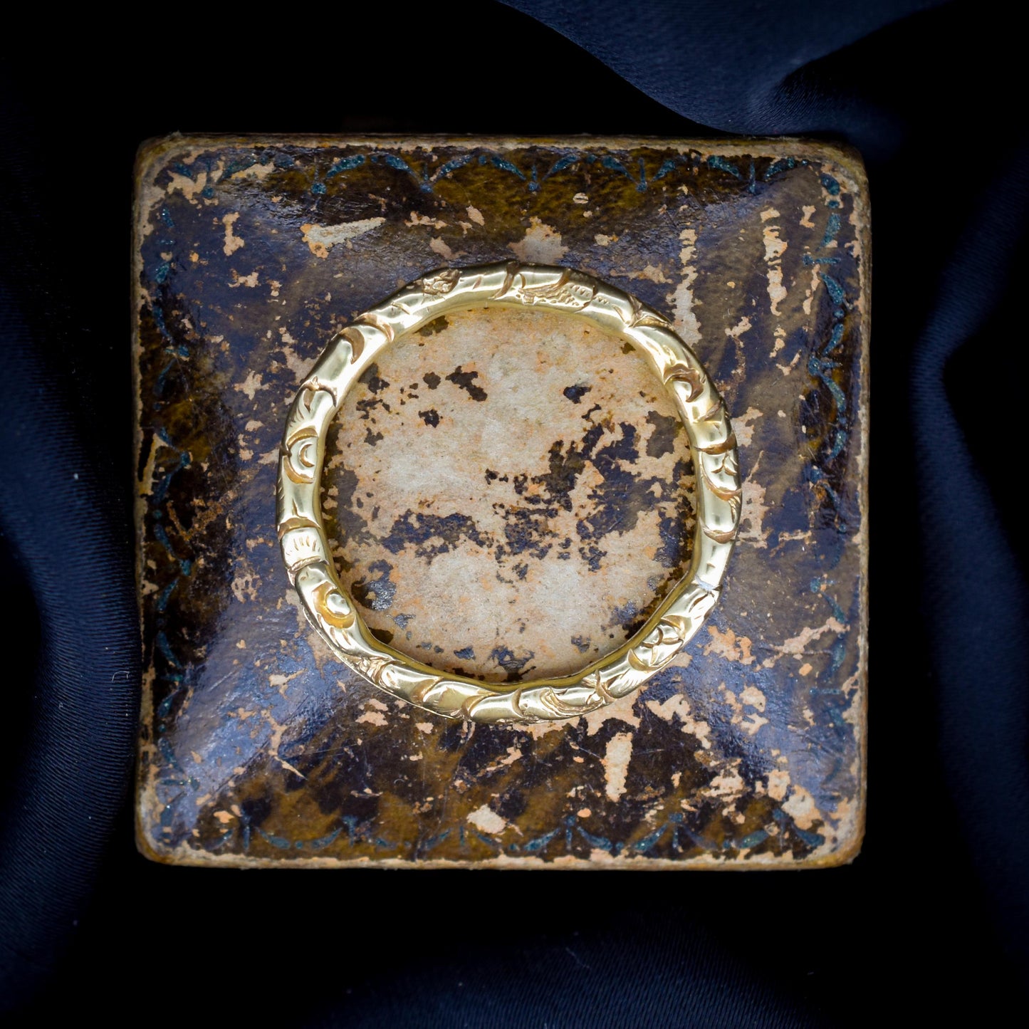 Antique Large Georgian 12ct Gold Engraved Split Ring, 24mm