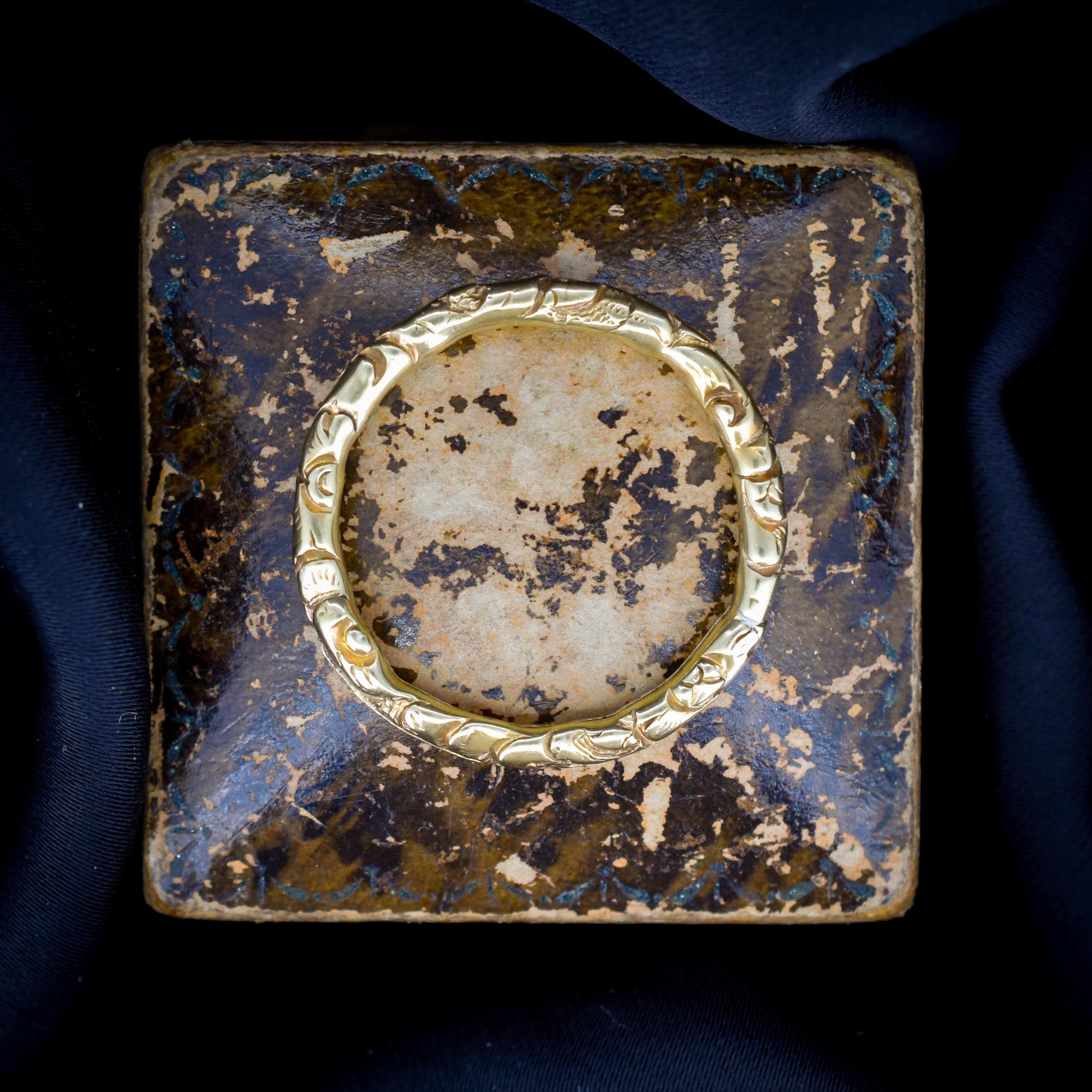 Antique Large Georgian 12ct Gold Engraved Split Ring, 24mm