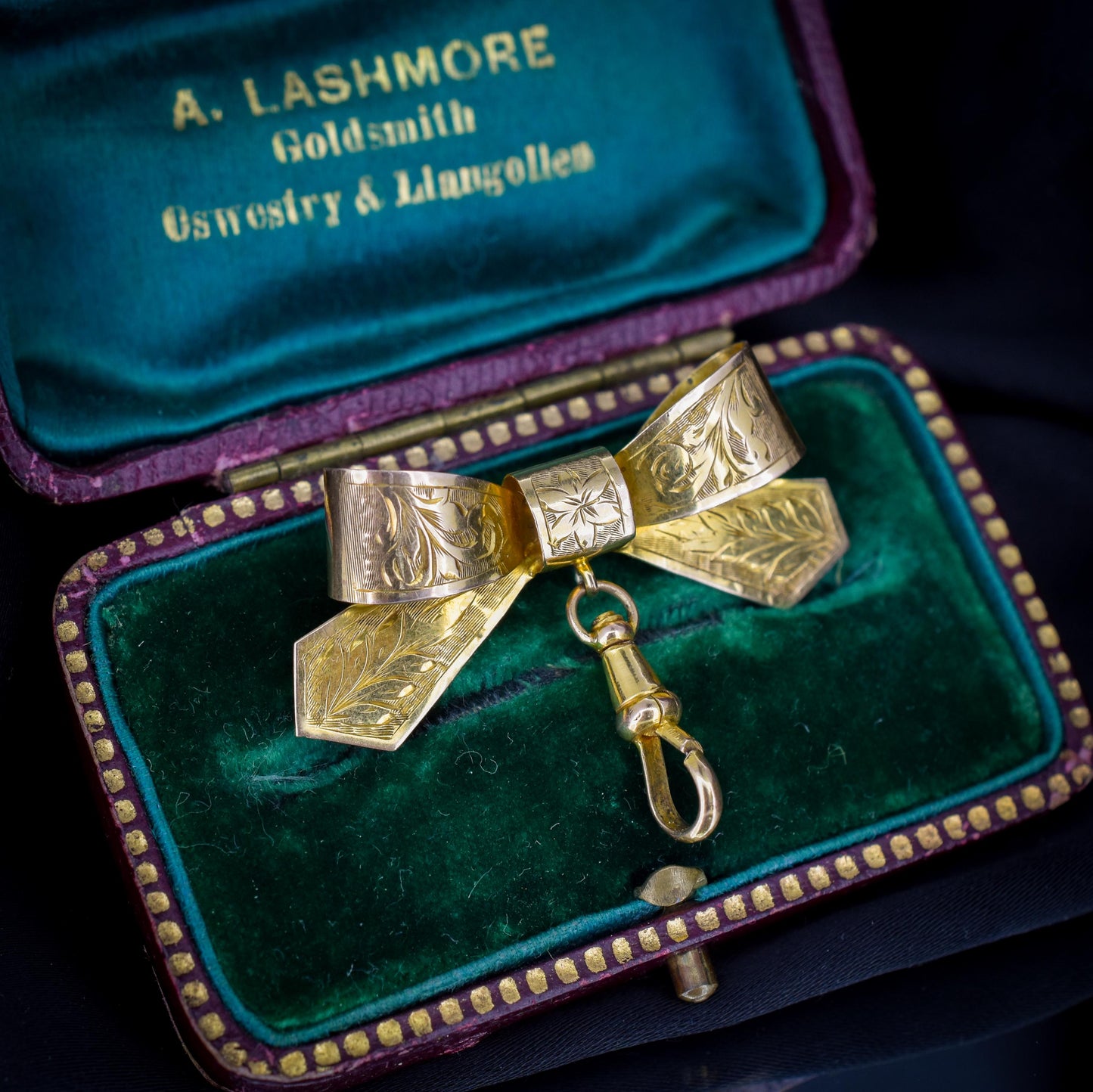 Antique Chester '1923' 9ct Gold Engraved Bow Brooch with Dog Clip Drop