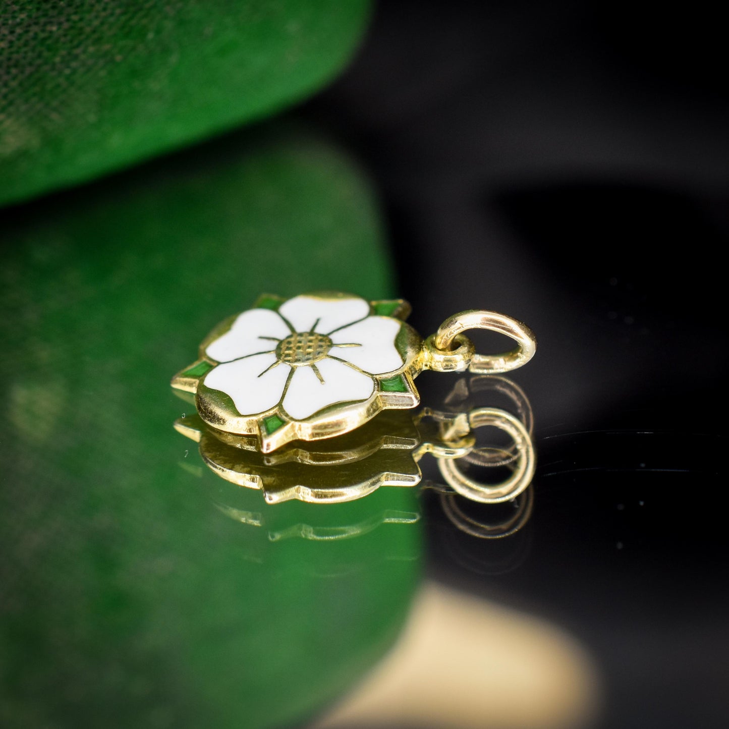 Vintage Yorkshire White Rose Enamel 9ct Gold Charm