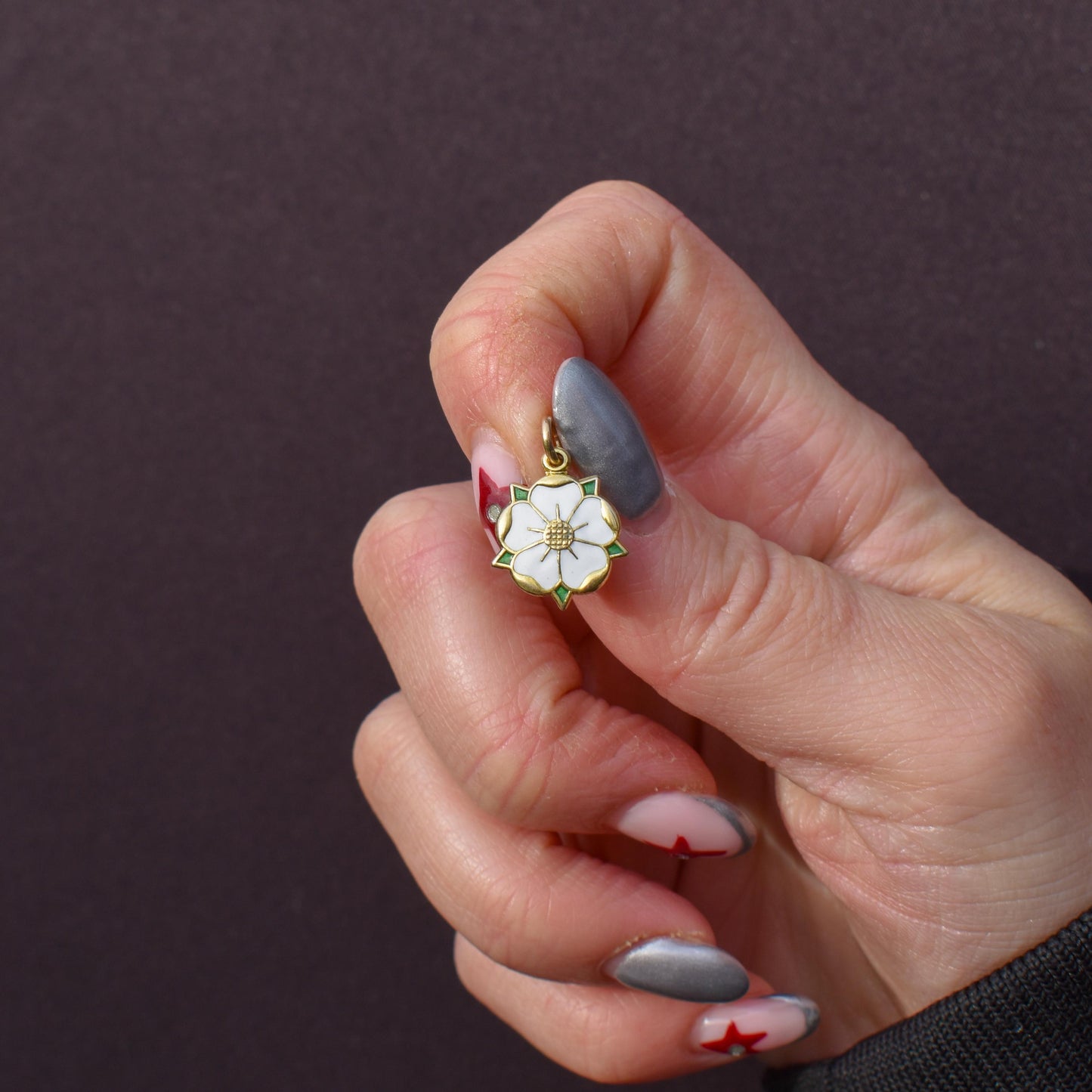 Vintage Yorkshire White Rose Enamel 9ct Gold Charm