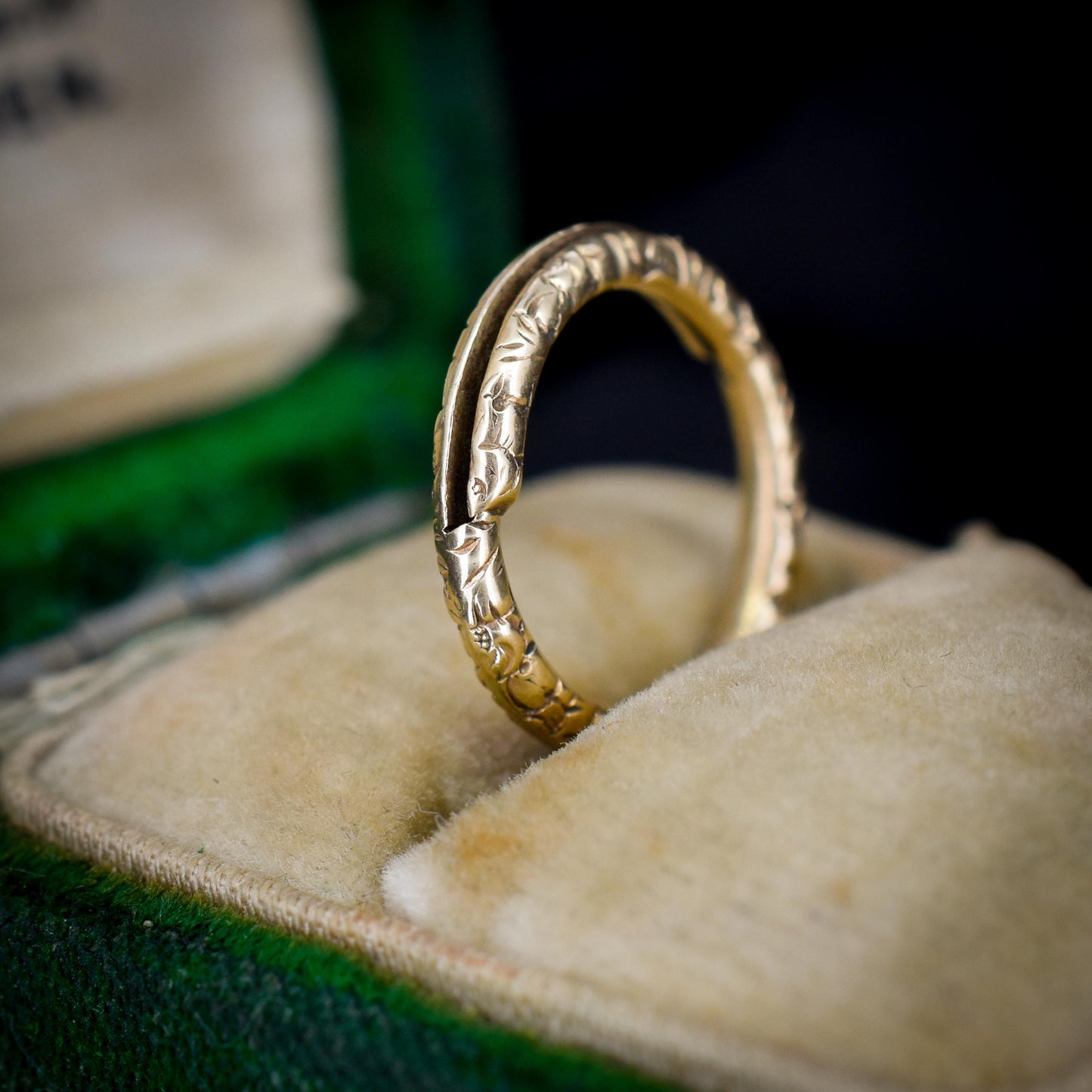 Antique Georgian 12ct Gold Engraved Split Ring, 15mm