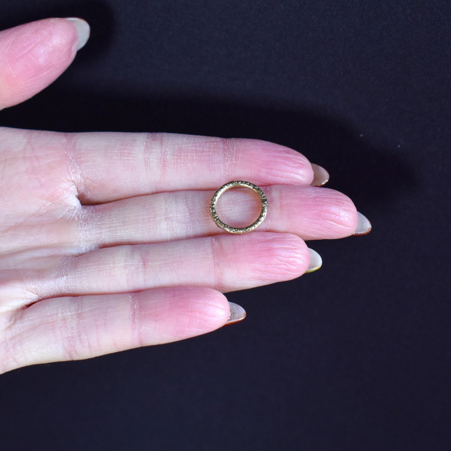 Antique Georgian 12ct Gold Engraved Split Ring, 15mm