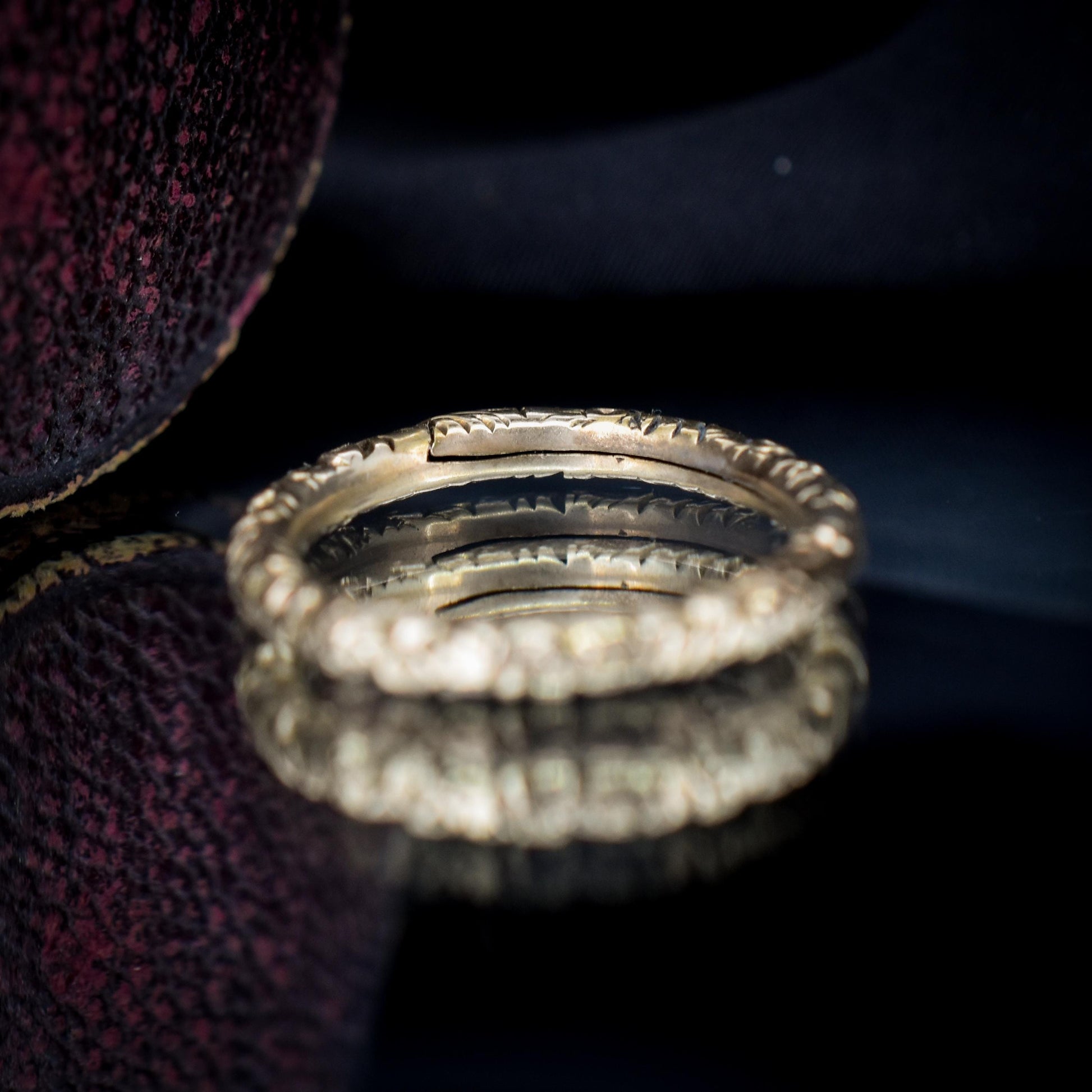 Antique Georgian 9ct Gold Engraved Split Ring, 17mm