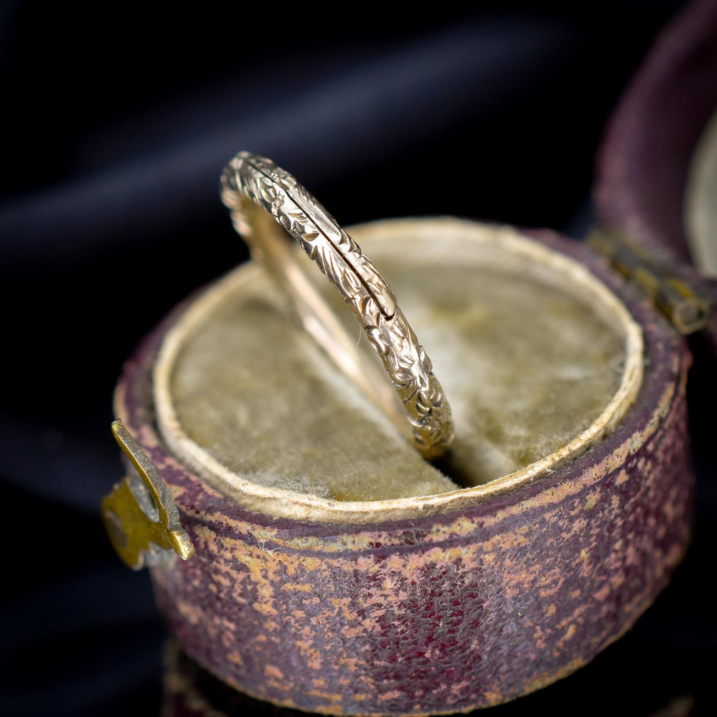 Antique Georgian 9ct Gold Engraved Split Ring, 17mm