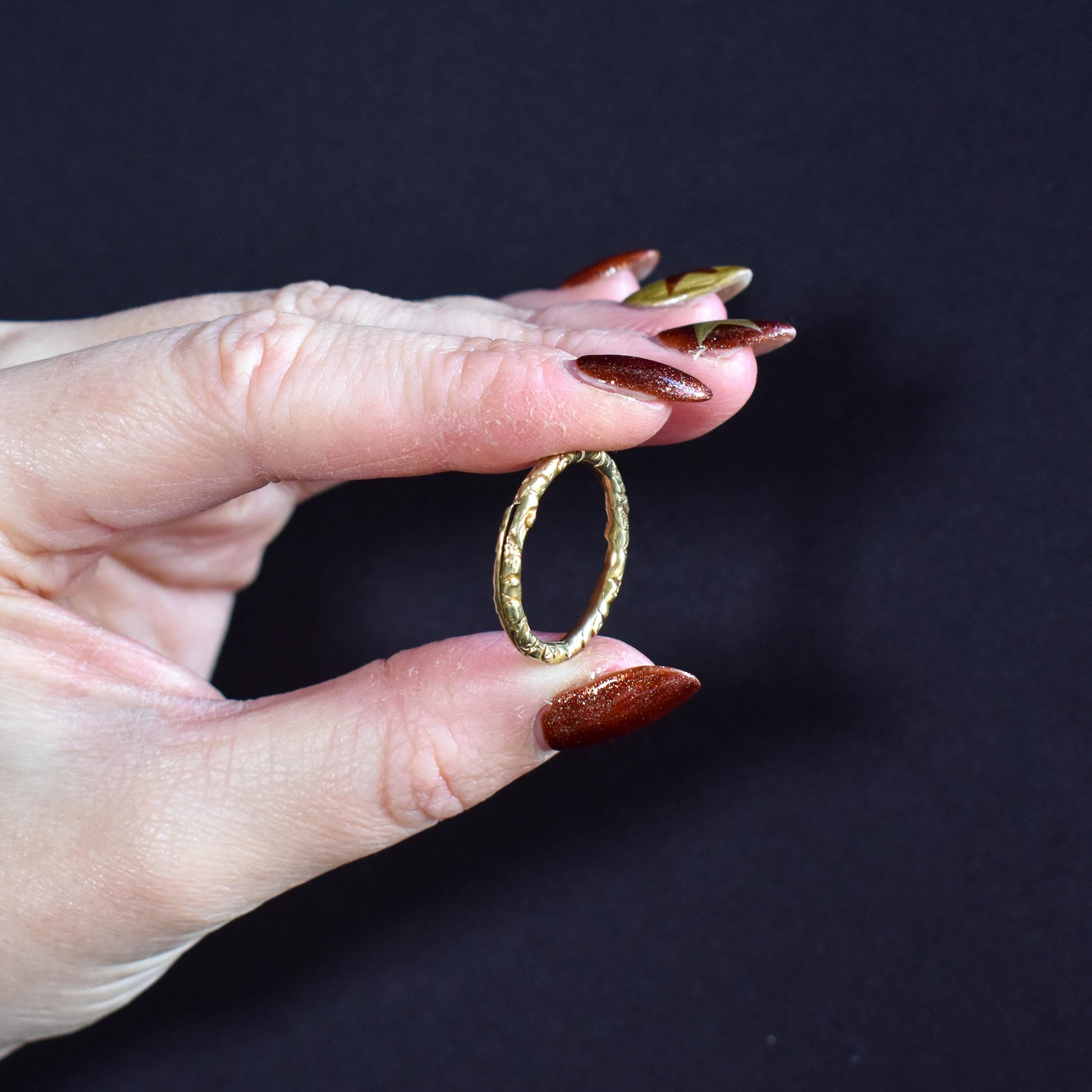 Antique Large Georgian 12ct Gold Engraved Split Ring, 24mm