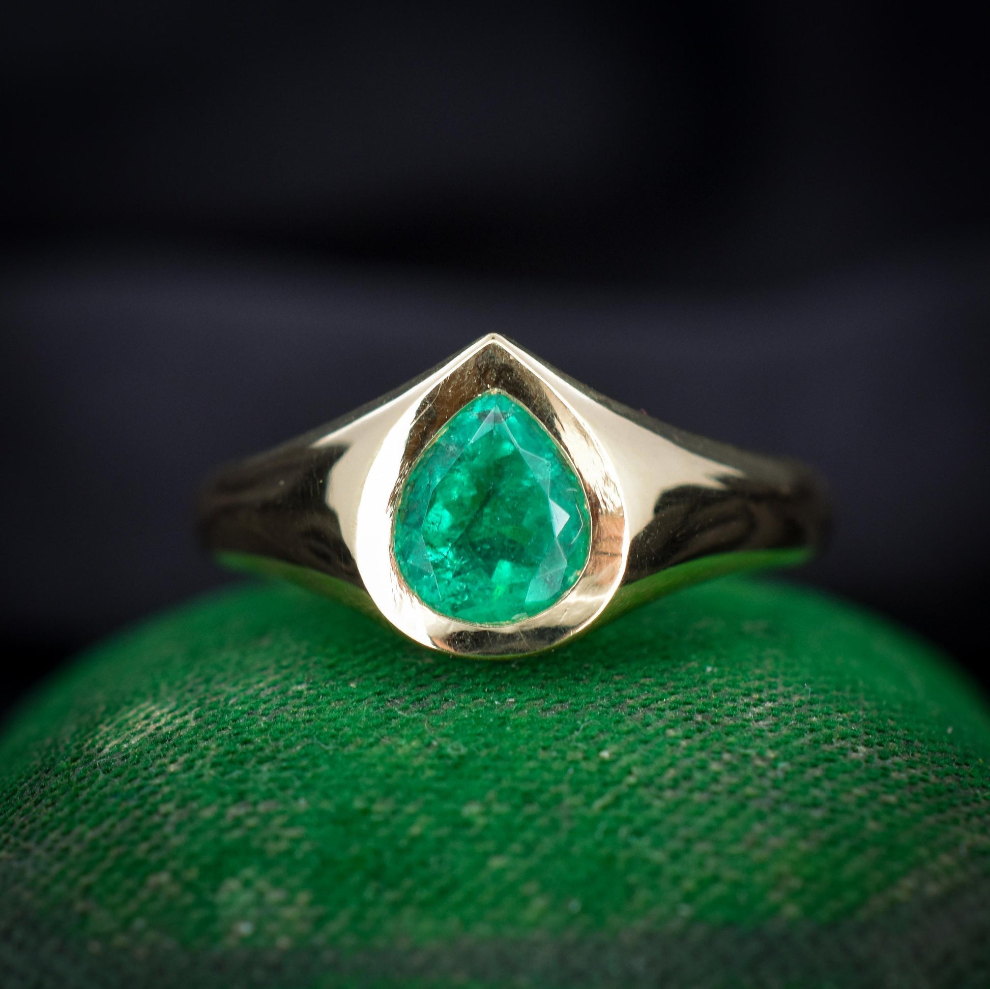 0.81ct Pear-cut Natural Emerald 18ct Gold Signet Gypsy Ring