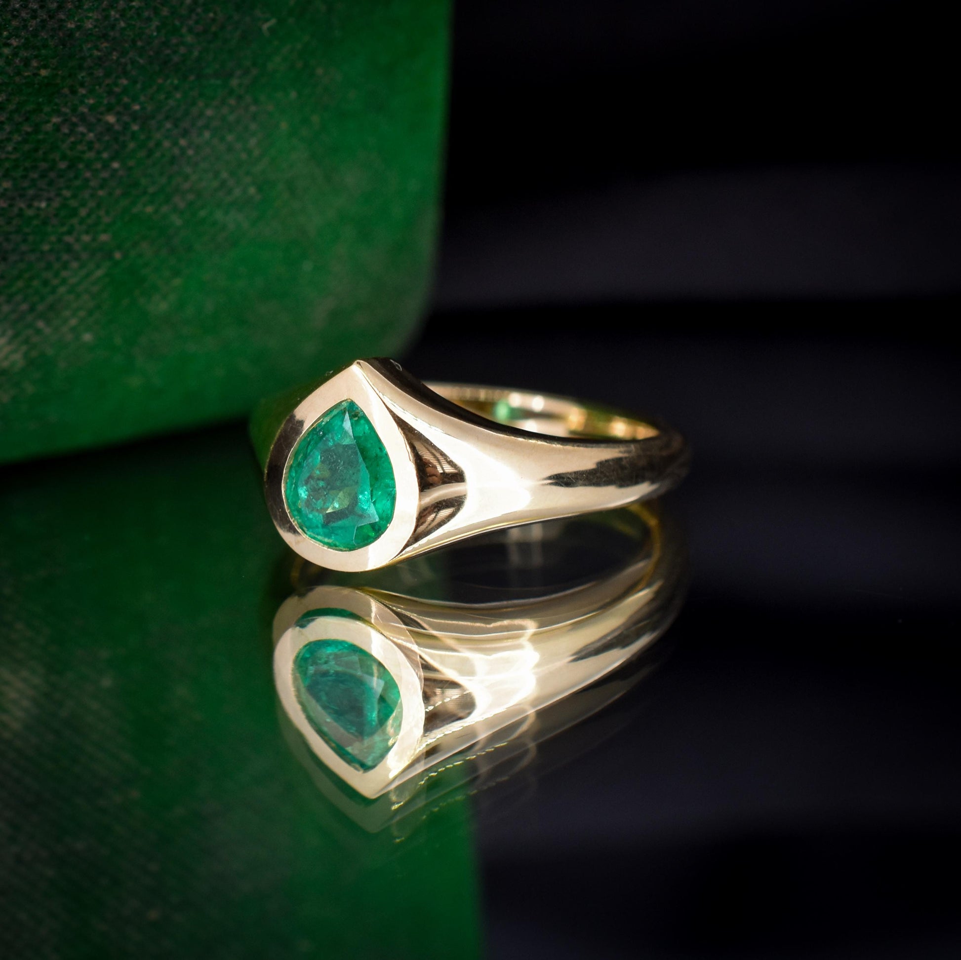 0.81ct Pear-cut Natural Emerald 18ct Gold Signet Gypsy Ring