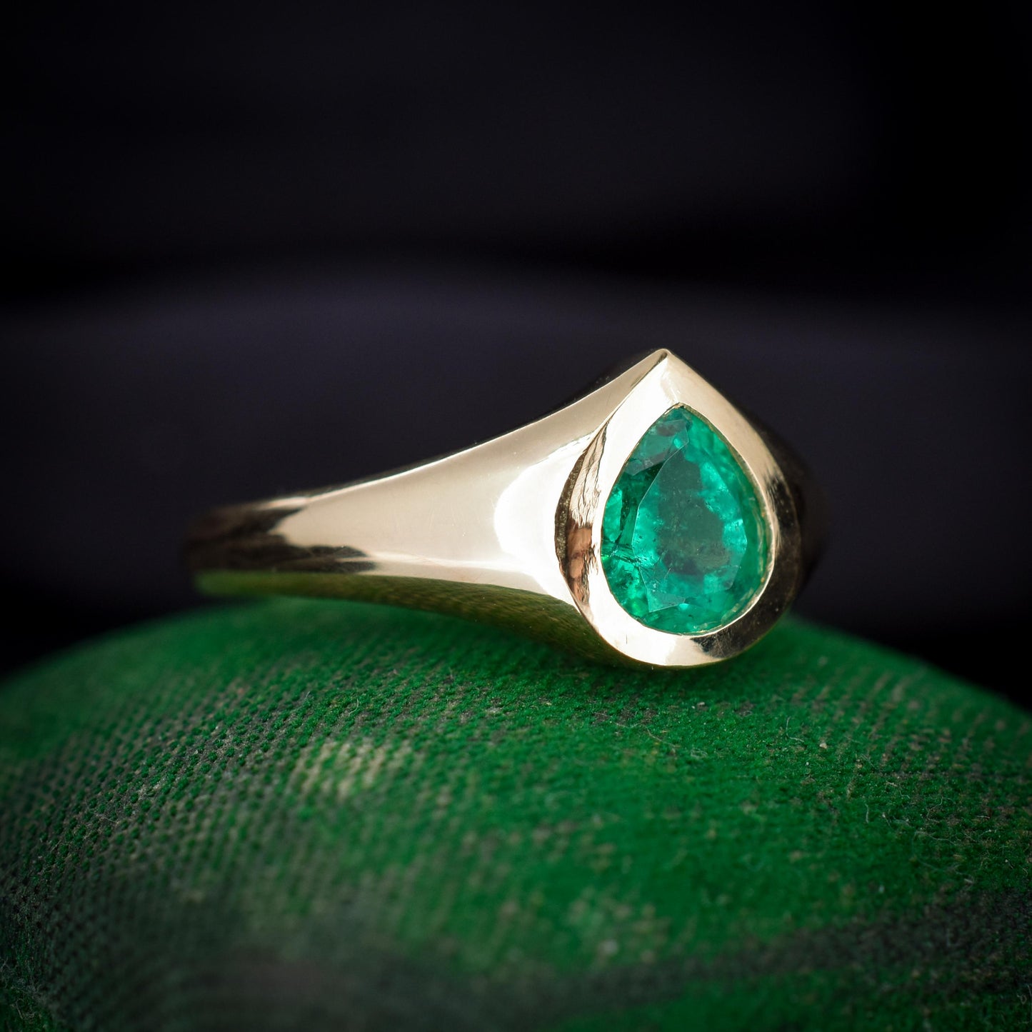 0.81ct Pear-cut Natural Emerald 18ct Gold Signet Gypsy Ring