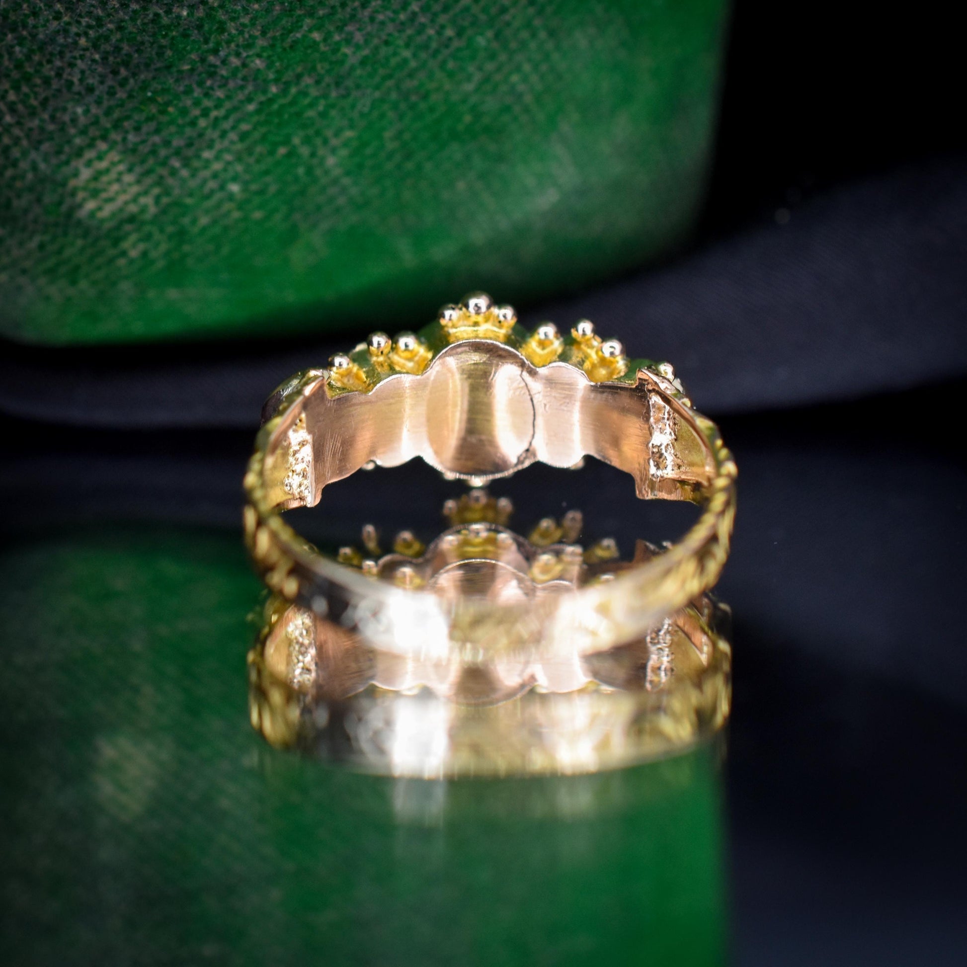Antique Garnet and Emerald 15ct Gold Scroll Ring | Dated 1887