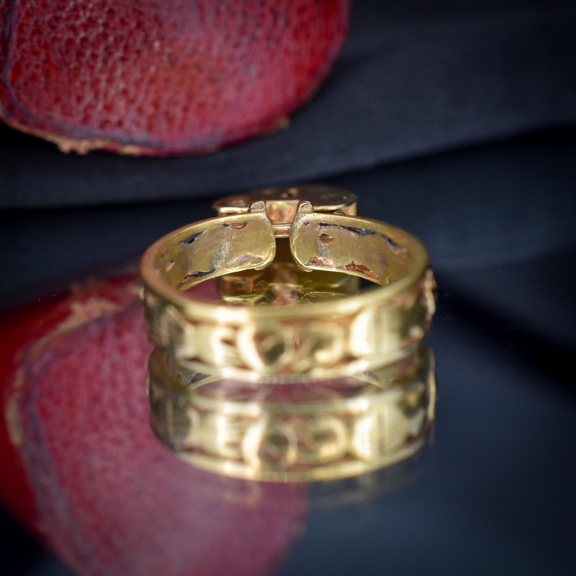 Vintage Hand Claddagh Heart Padlock Drop 9ct Yellow Gold Band Ring