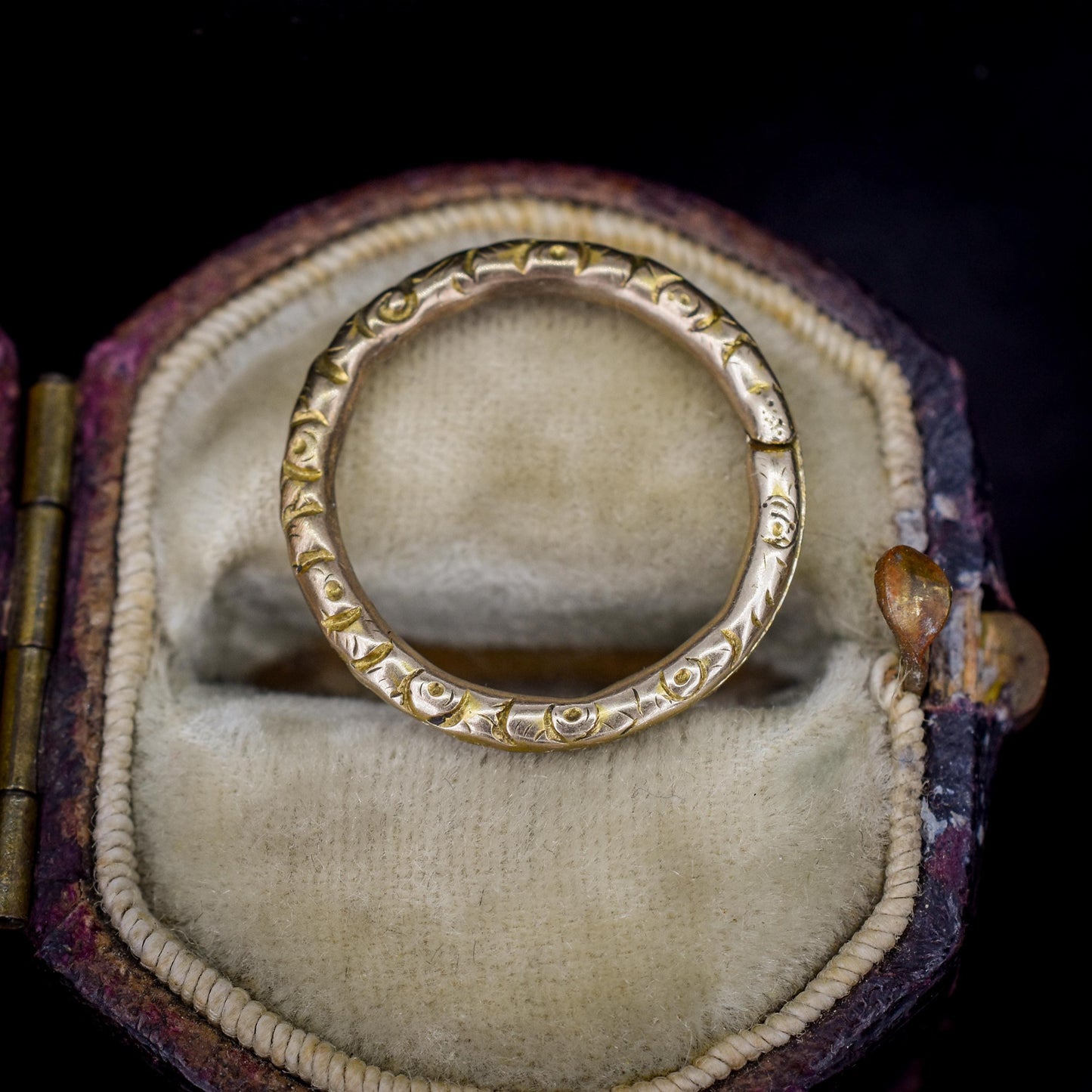 Antique 9ct Gold Engraved Split Ring, 17mm