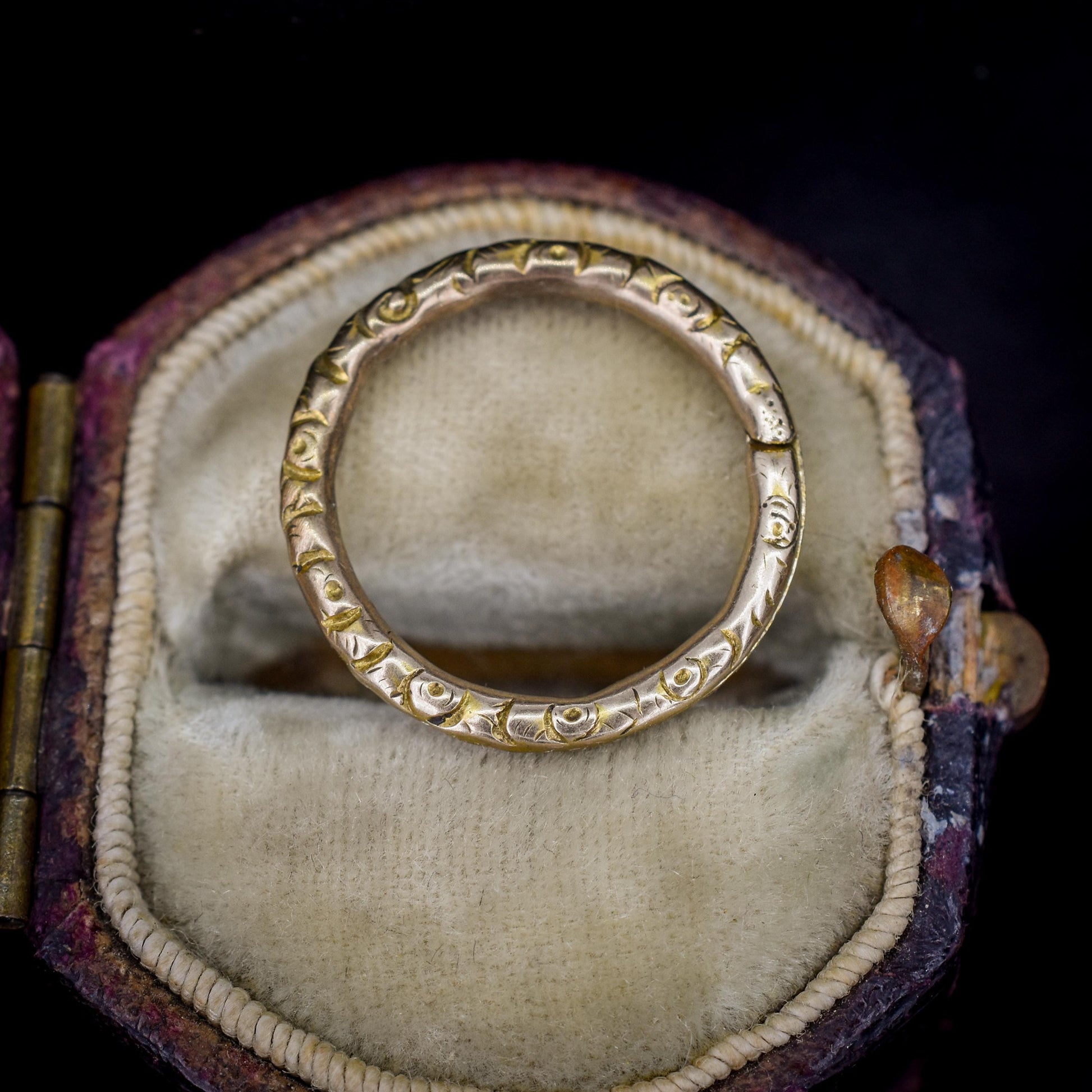 Antique 9ct Gold Engraved Split Ring, 17mm