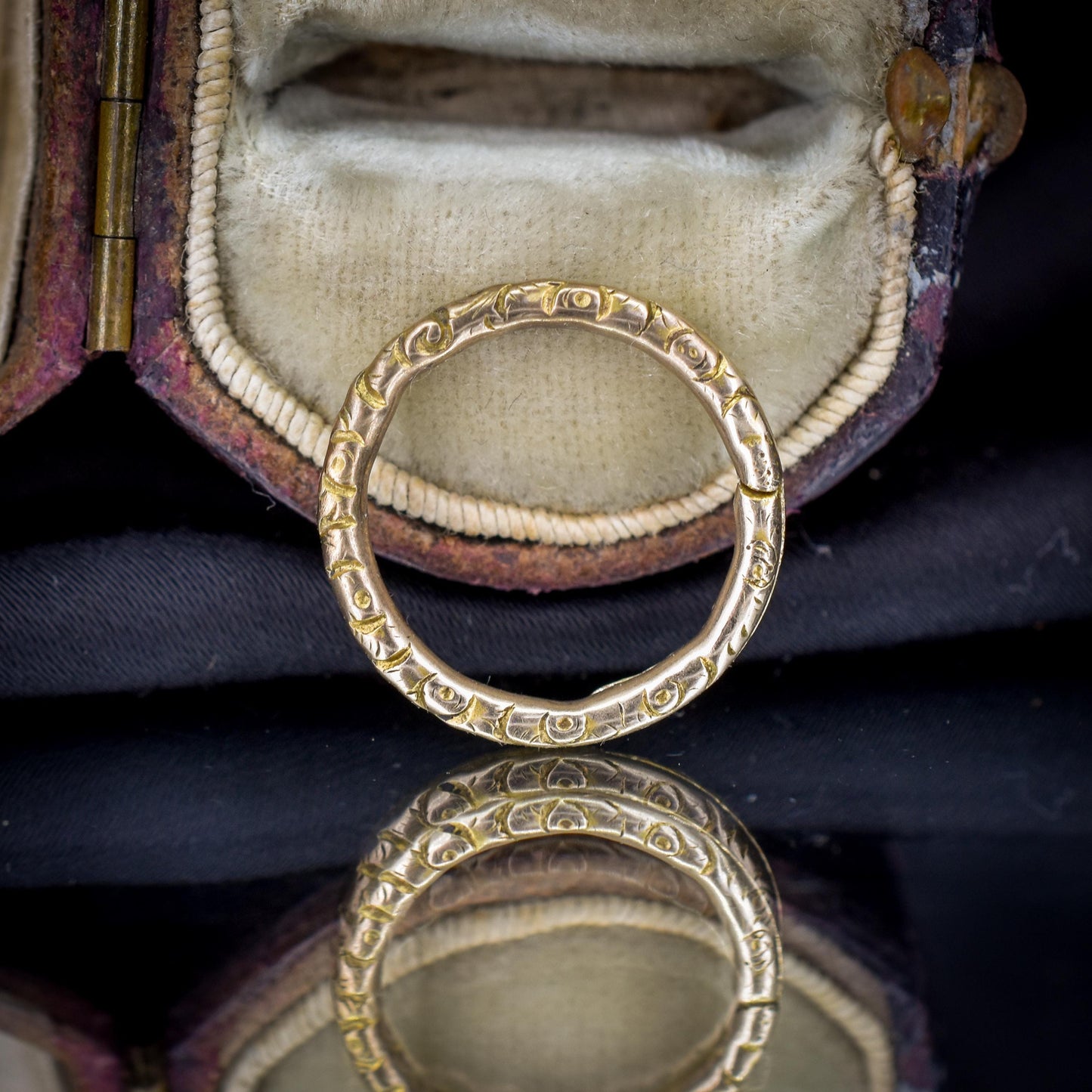 Antique 9ct Gold Engraved Split Ring, 17mm