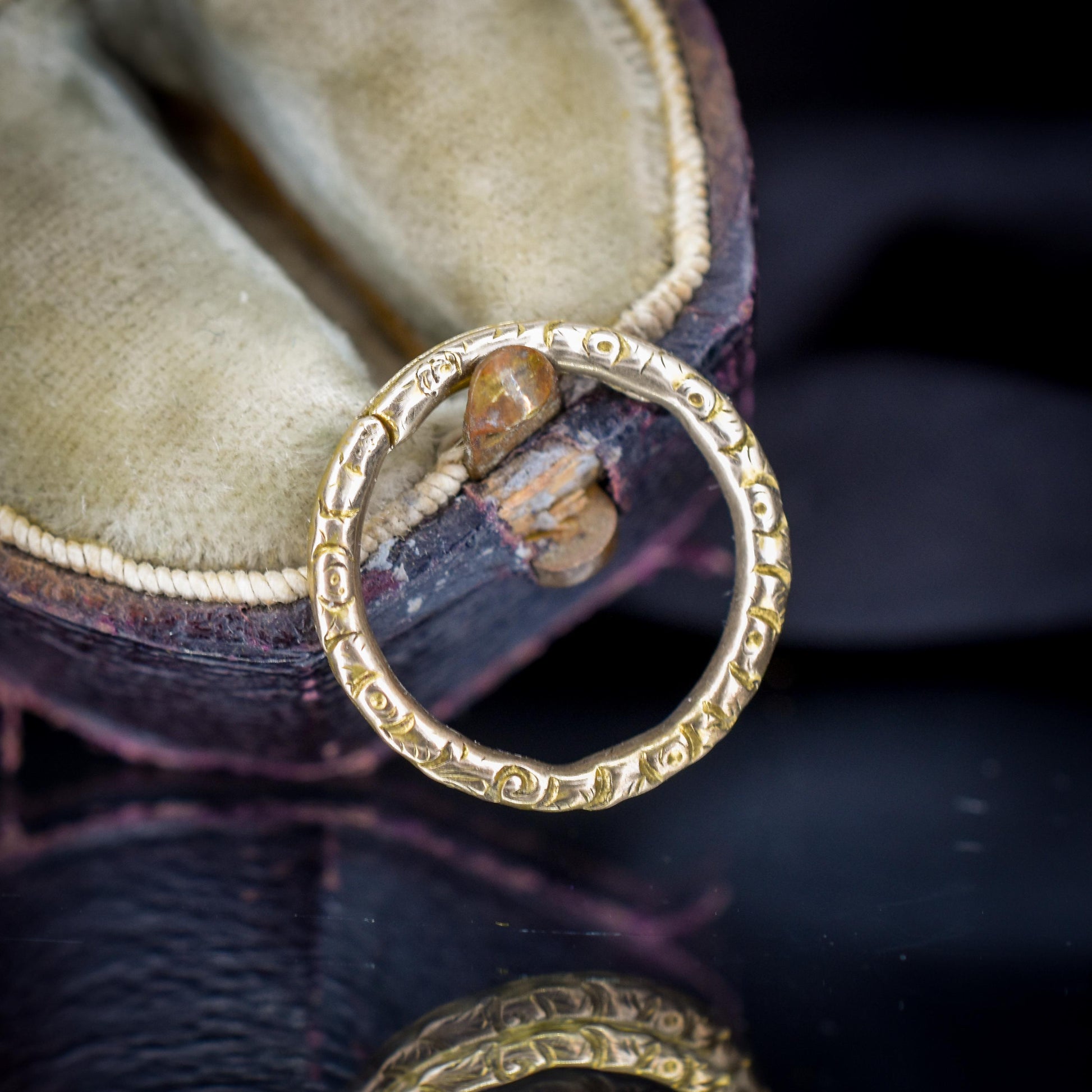 Antique 9ct Gold Engraved Split Ring, 17mm