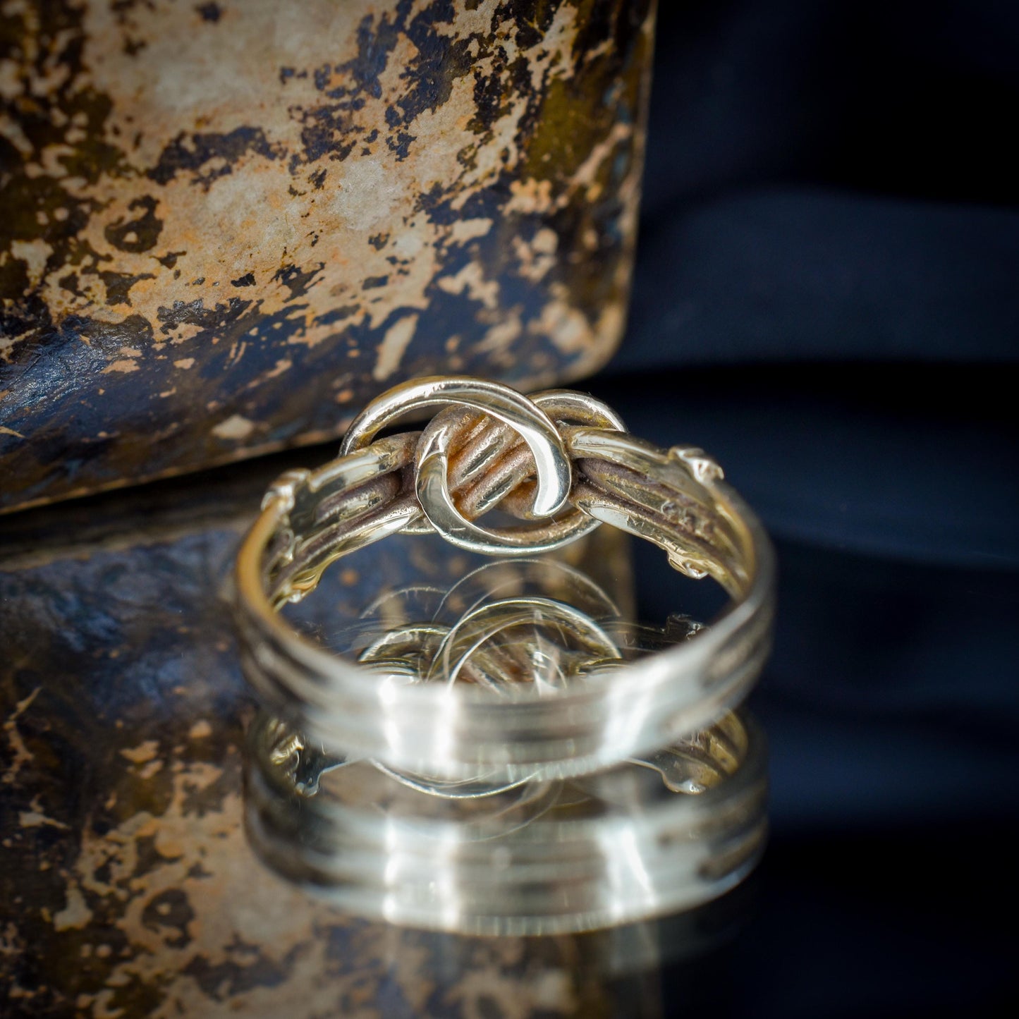 Vintage '1993' Lovers Knot 9ct Gold Ring Band