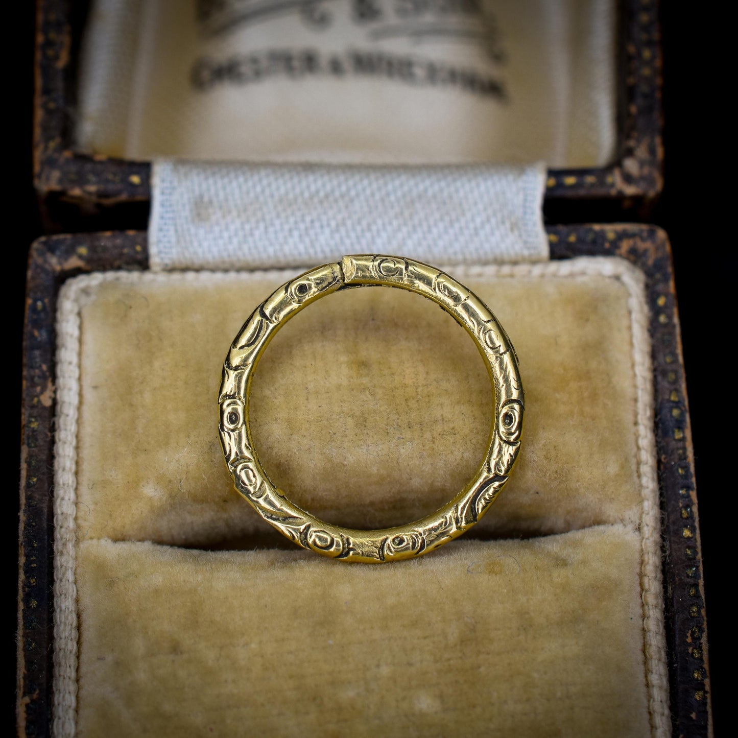 Antique Gold Cased Engraved Split Ring, 17mm