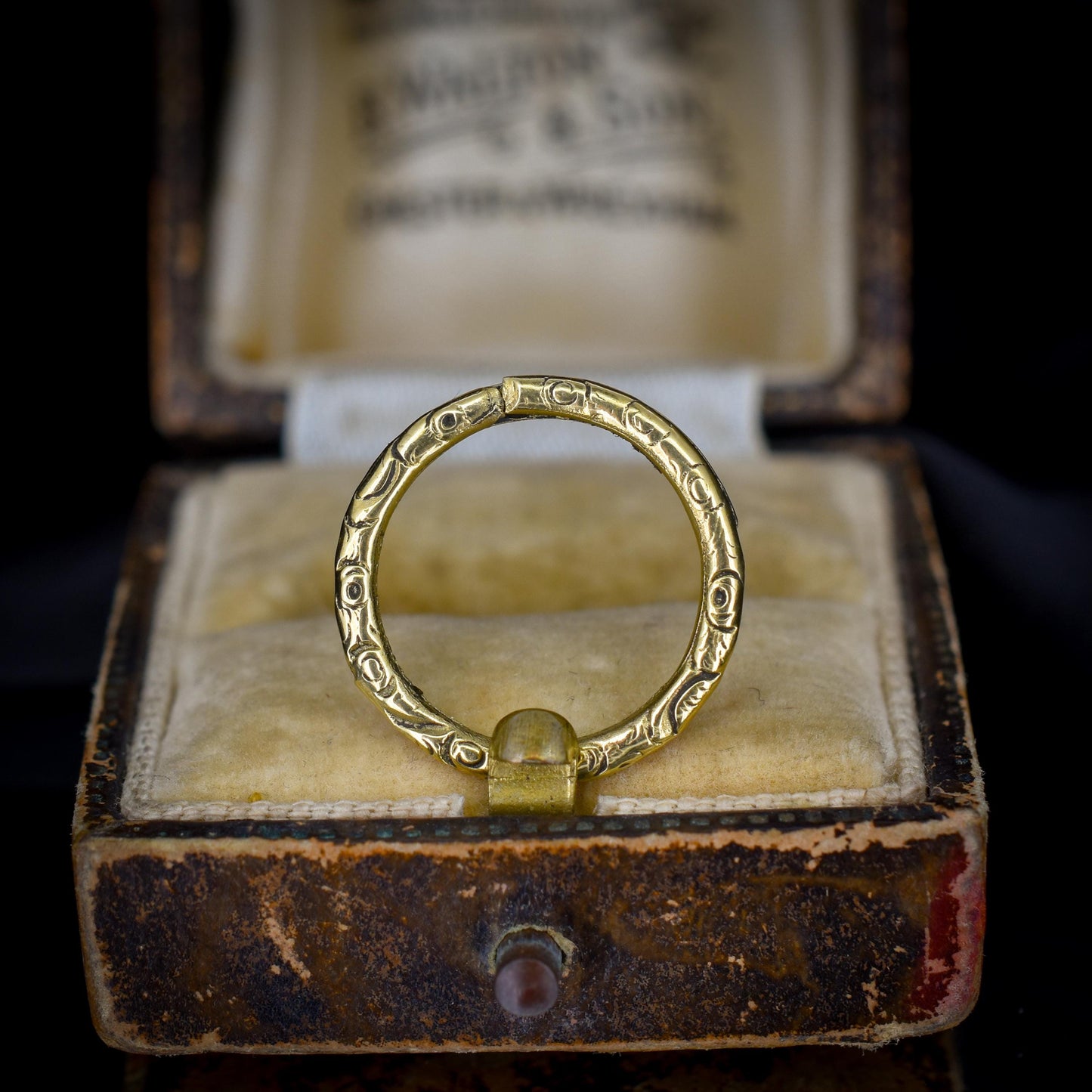 Antique Gold Cased Engraved Split Ring, 17mm