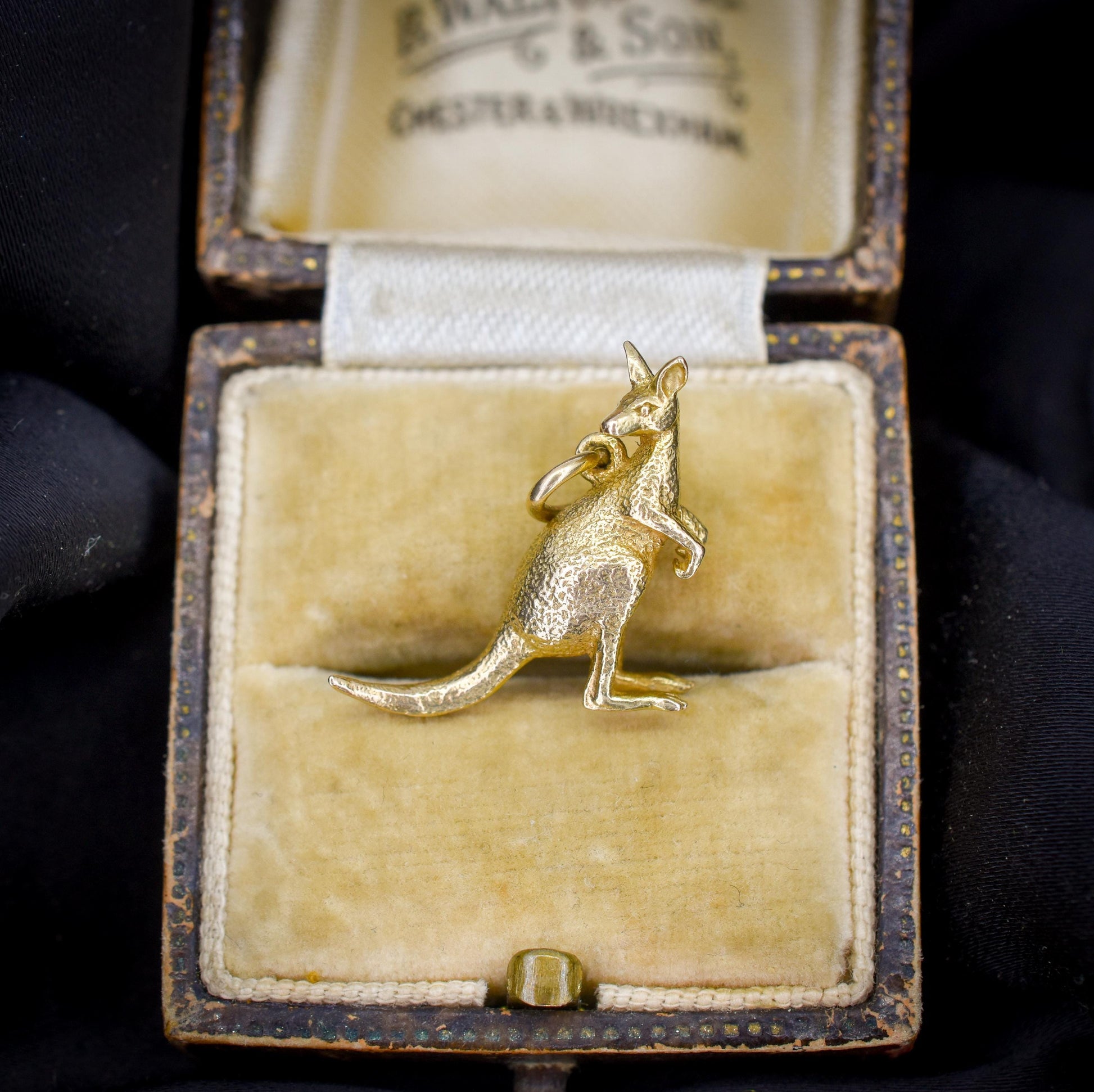 Vintage 9ct Yellow Gold Solid Kangaroo Animal Charm Pendant