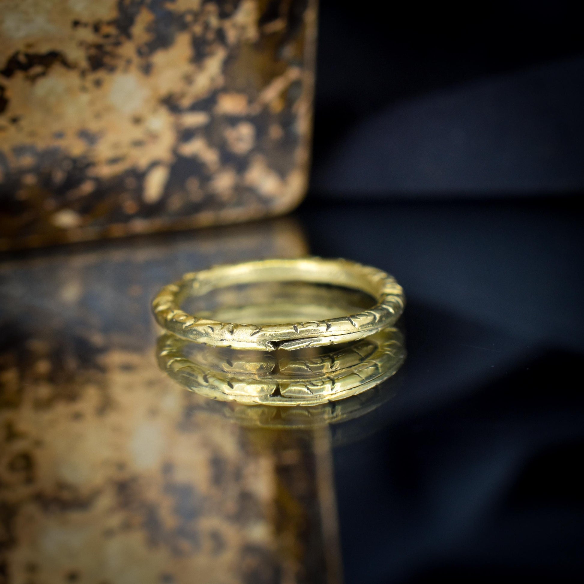 Antique Gold Cased Engraved Split Ring, 17mm