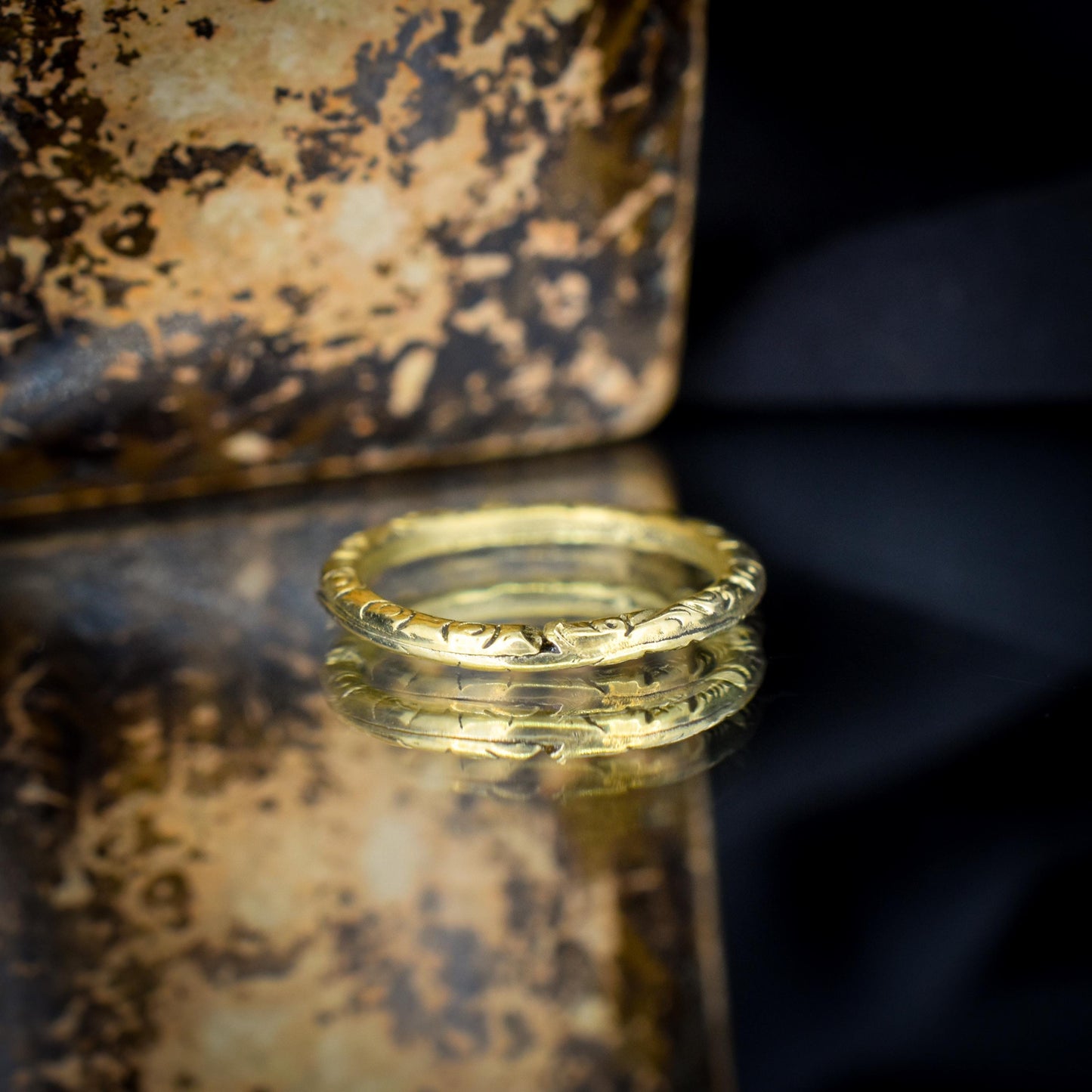 Antique Gold Cased Engraved Split Ring, 17mm
