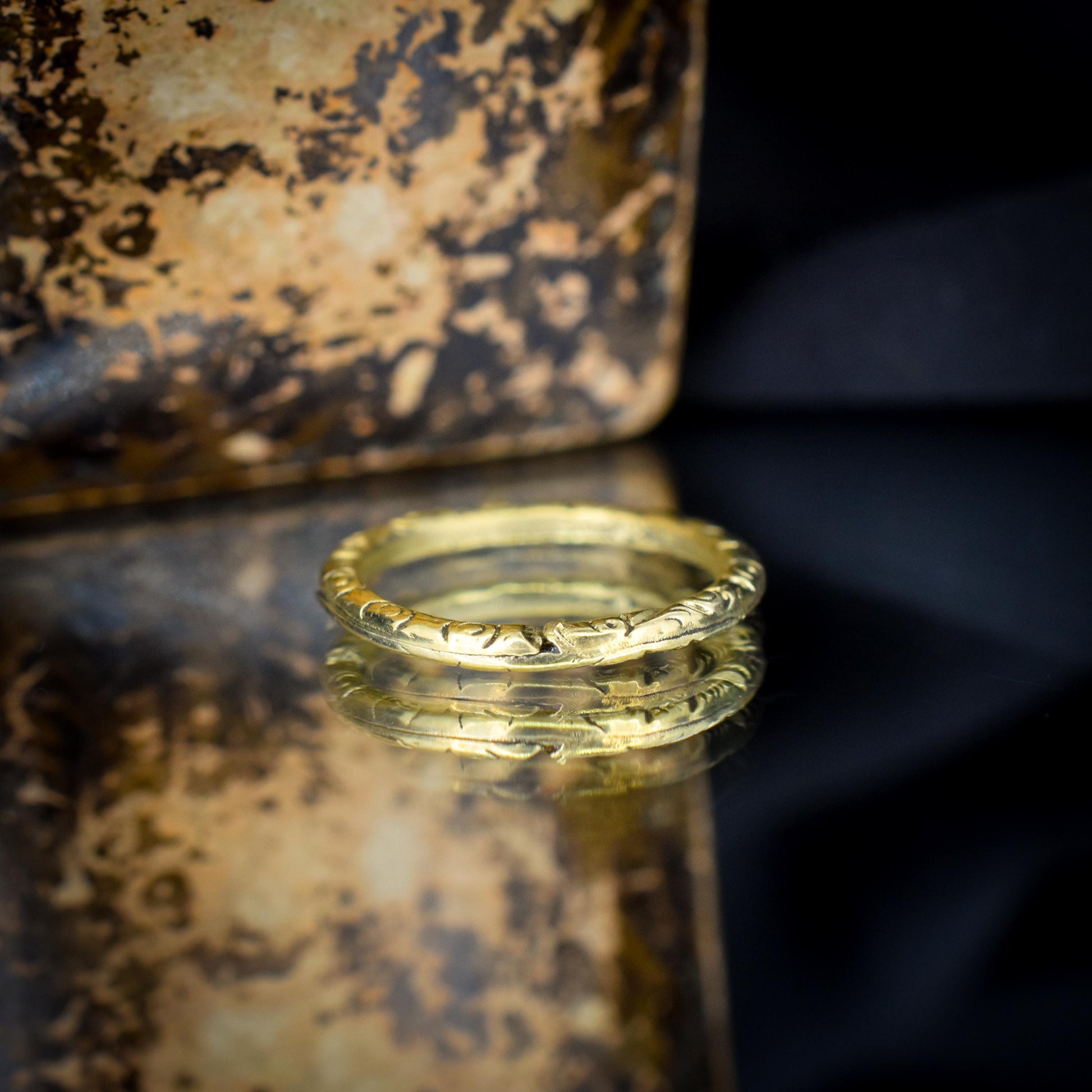 Antique Gold Cased Engraved Split Ring, 17mm