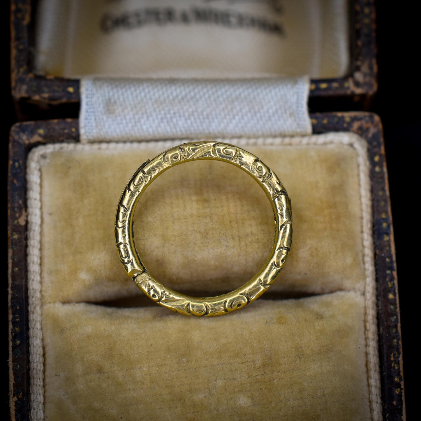 Antique Gold Cased Engraved Split Ring, 17mm