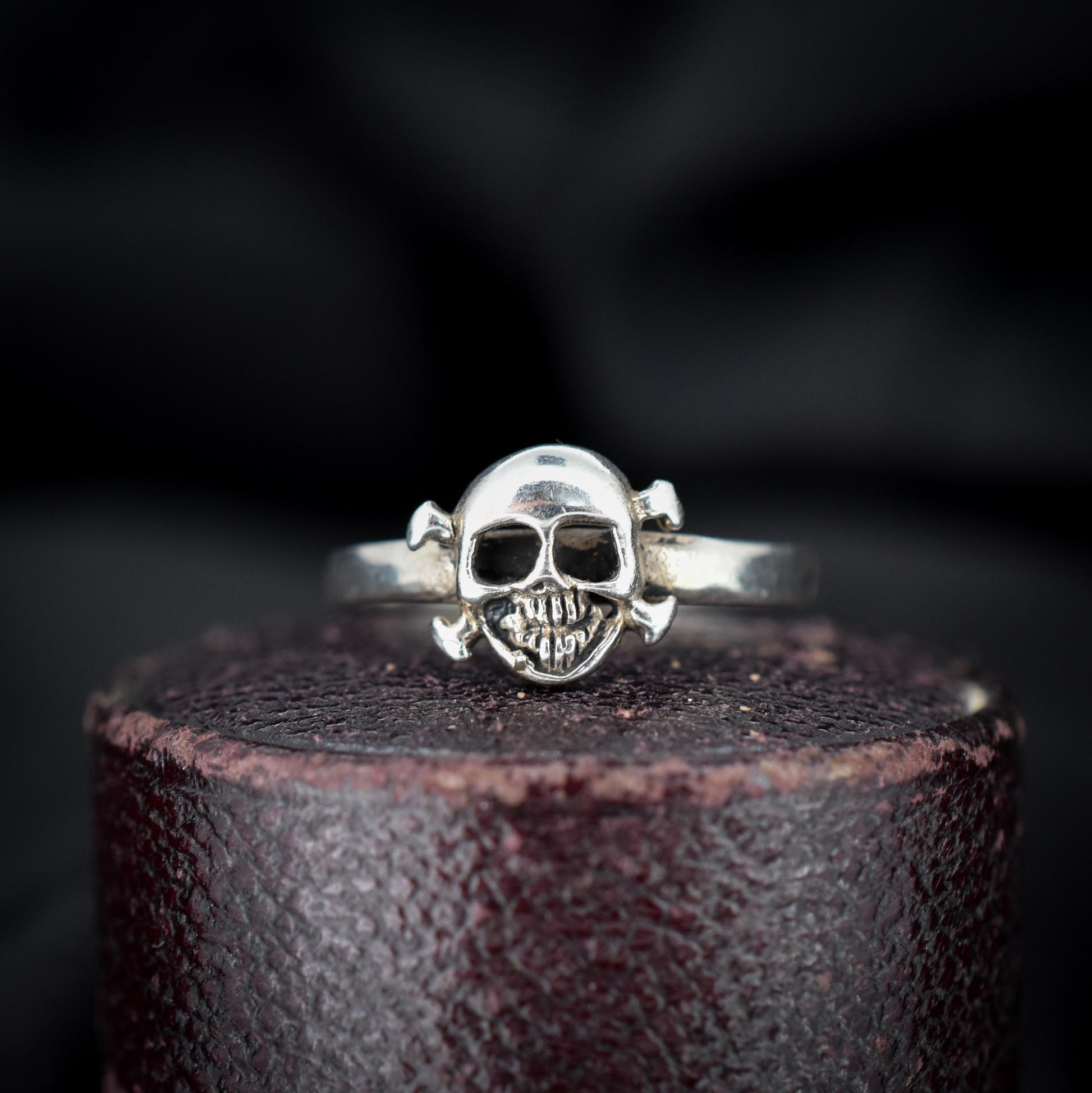 Vintage Sterling Silver Skull and Crossbones Ring